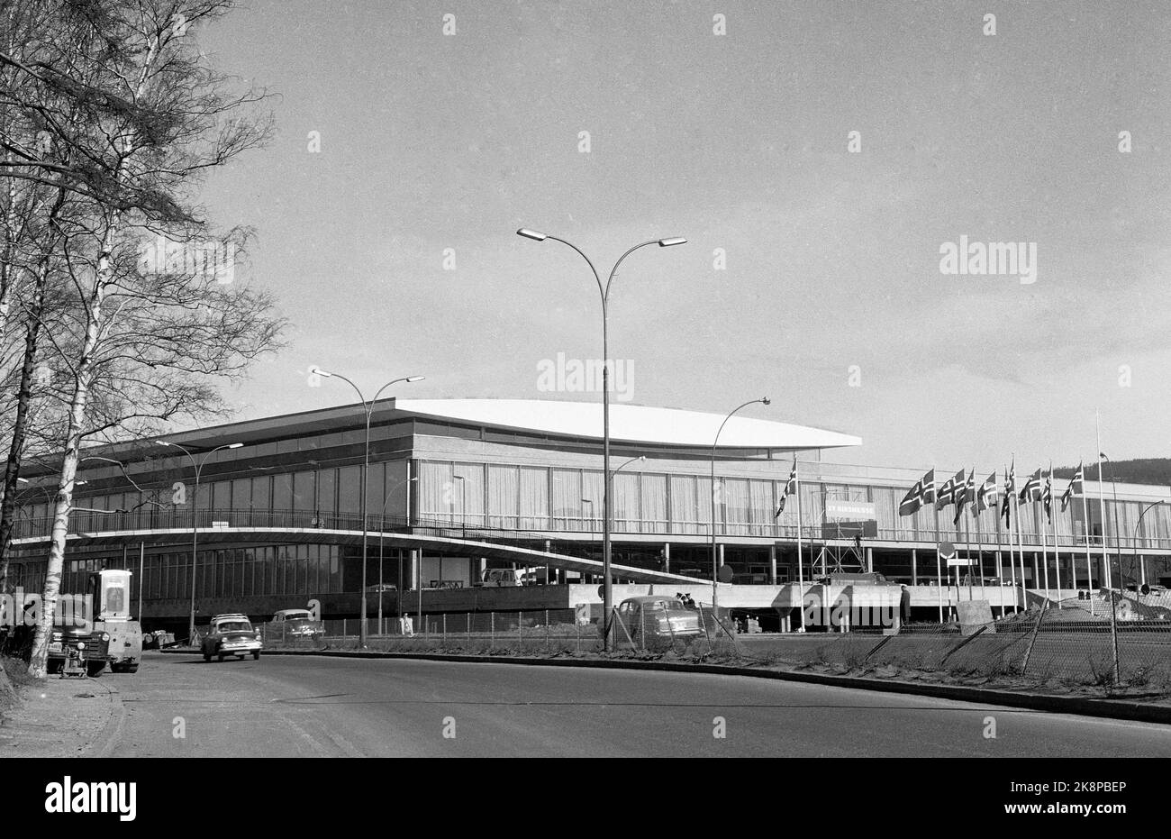 Apre il nuovo edificio di Oslo 19620503 Norges Varemestes su Sjølyst. Qui all'esterno dell'edificio il giorno di apertura, bandiera all'esterno dell'edificio. Foto NTB / NTB Foto Stock
