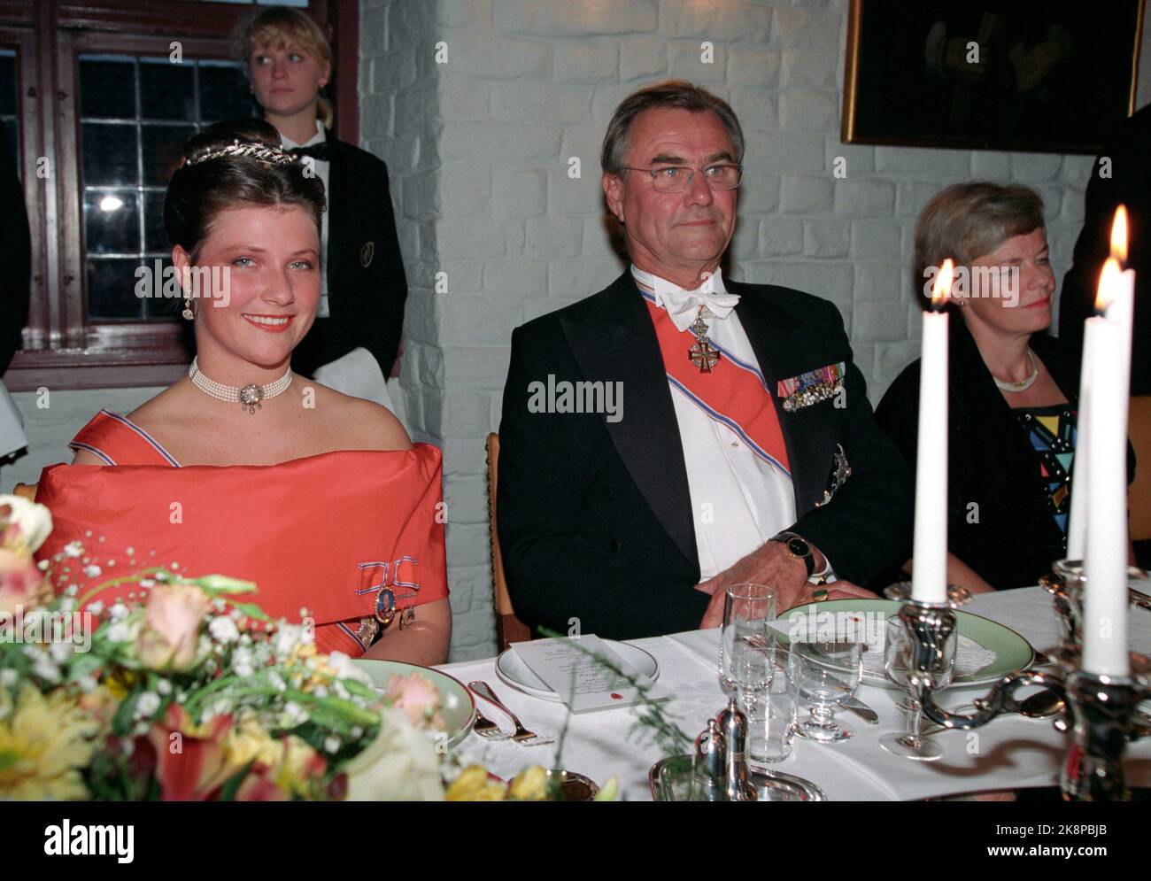 Oslo 199308: Matrimonio reale d'argento. La coppia reale norvegese, la regina Sonja e il re Harald, celebrano il loro matrimonio d'argento con una cena di gala e danza al castello. Foto: Qui dalla cena di Gala del Governo al Castello di Akershus, al tavolo da: Principessa Märtha Louise, Principe Henrik di Danimarca e Annelise Høegh. Foto: Bjørn Sigurdsøn / Lise Åserud Foto Stock