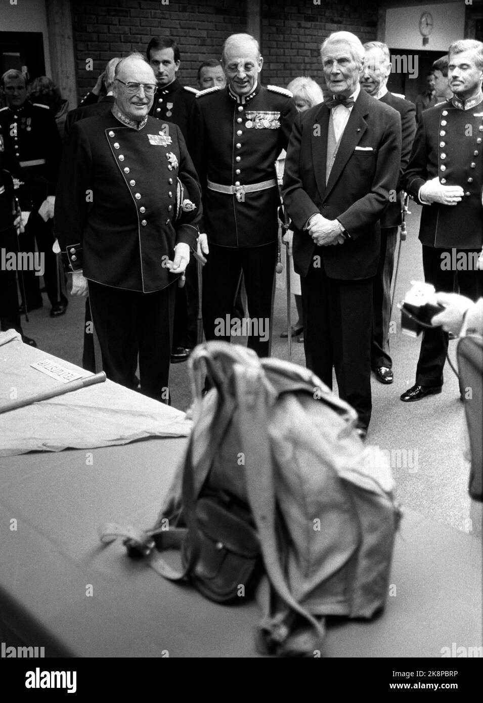 Oslo 1984-10: Scuola di guerra. Re Olav V ispeziona la Scuola di Guerra in relazione al fatto che sono passati 60 anni da quando egli stesso si è laureato alla scuola, il 18 ottobre 1984. Il re stava seguendo il suo primo insegnante alla scuola di guerra, generale maggiore A. D. Dahl (t.H.). Qui si guarda uno zaino. Foto: Erik Thorberg / NTB Foto Stock