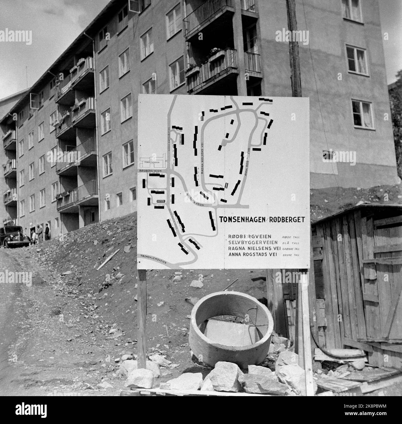 Oslo 19560703 costruzione di alloggi a Tonsenhagen a Bjerke. Il disegno mostra Rødberget. Blocchi in costruzione in background. Strada self-building. Foto: NTB / NTB Foto Stock