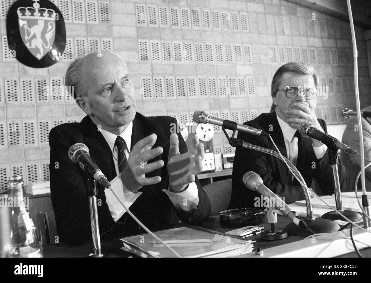 Oslo 19870522. Ministro degli esteri Thorvald Stoltenberg (t.v.) (AP) e il ministro del Commercio Knut Mossakk durante la conferenza stampa di Oslo in relazione alla relazione europea. Foto: Bjørn Sigurdsøn NTB Foto Stock