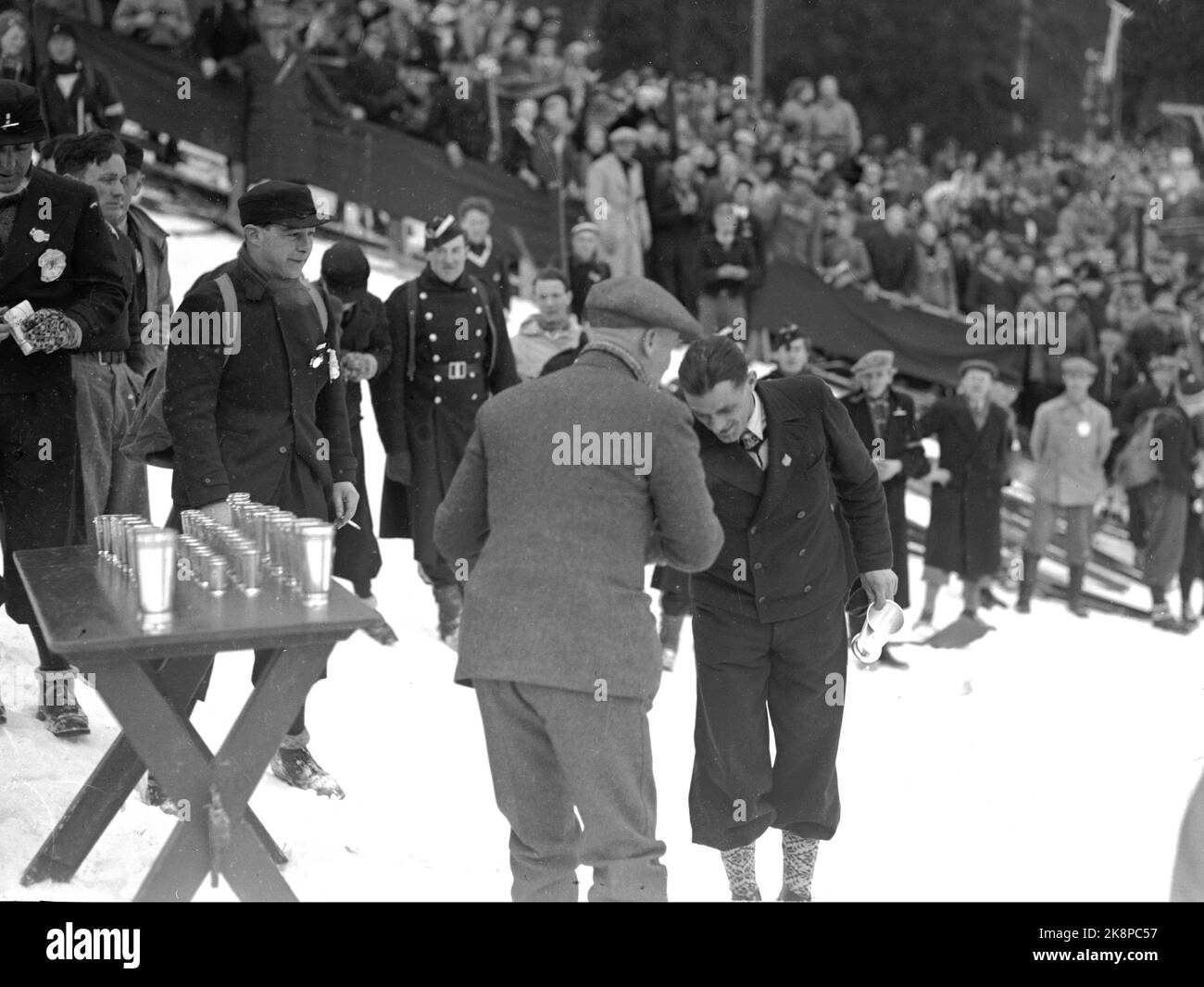 Oslo 19350303 Arne Rustadstuen riceve un trofeo a Holmenkollen. Arne Rustadstuen (Norwegian, 14/12 1905 – 25/4 1978) è stato un . Ha preso l'oro a 17 km durante la Coppa del mondo di Oslo nel 1930, e t bronzo in combinato durante la Coppa del mondo di Oberhof 1931. Durante le Olimpiadi del 1932 prese il bronzo a cinque miglia. Rustadstuen ha partecipato anche alle Olimpiadi del 1936 a Garmisch-Partenkirchen. Nel 1935 riceve la medaglia Holmenkoll. Foto; NTB / NTB Foto Stock