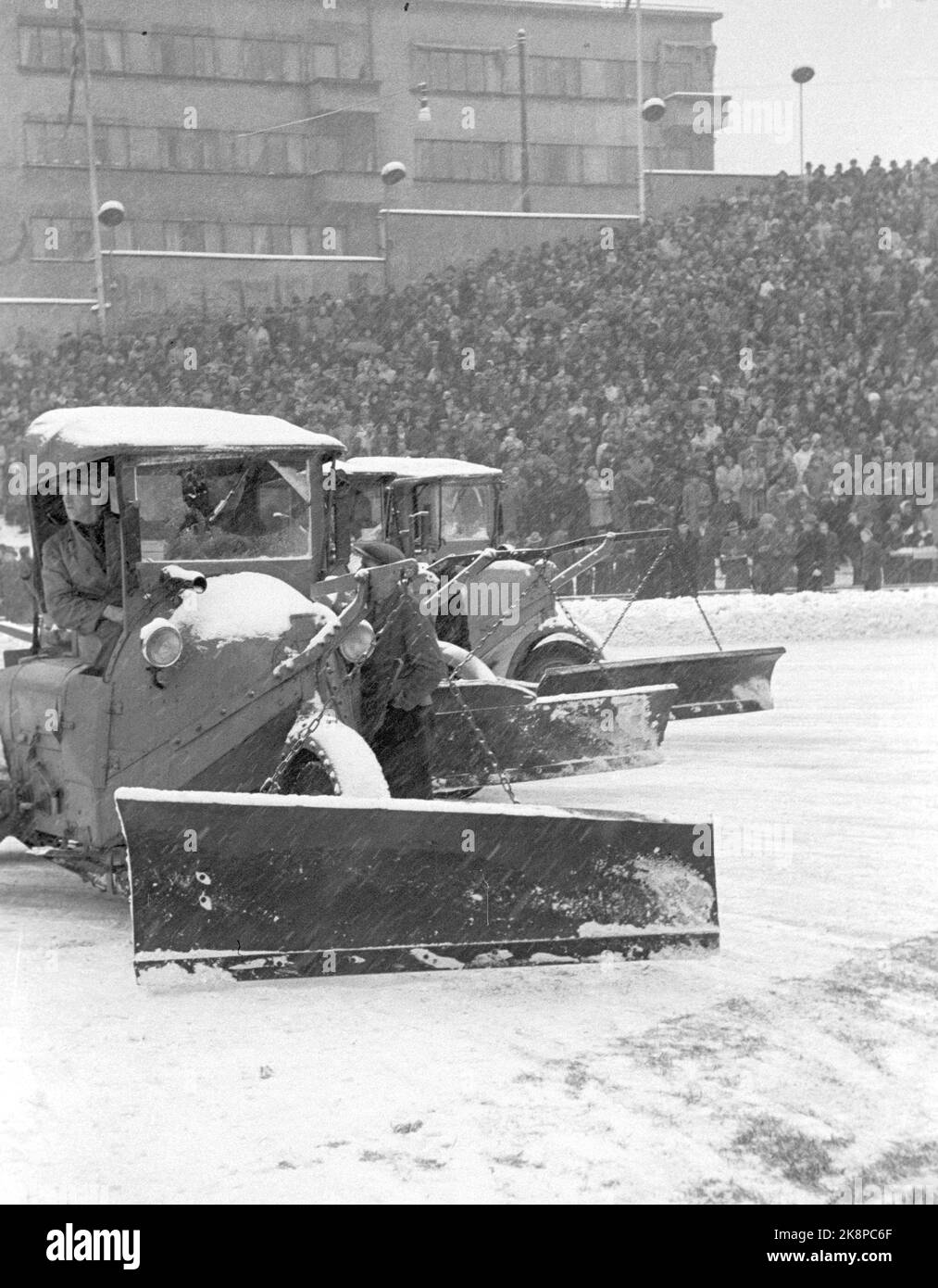 Oslo 19471109 Dynamo - Skeid sulla partita di calcio di guida invernale tra Dynamo - Skeid 7-0, a Bislett. La neve sulla pista deve essere gulata via. Gli spazzaneve stanno liberando lo spazio. 32000 spettatori sono un record a Bislett. Foto; corrente / NTB NB: Foto non trattata. Foto Stock