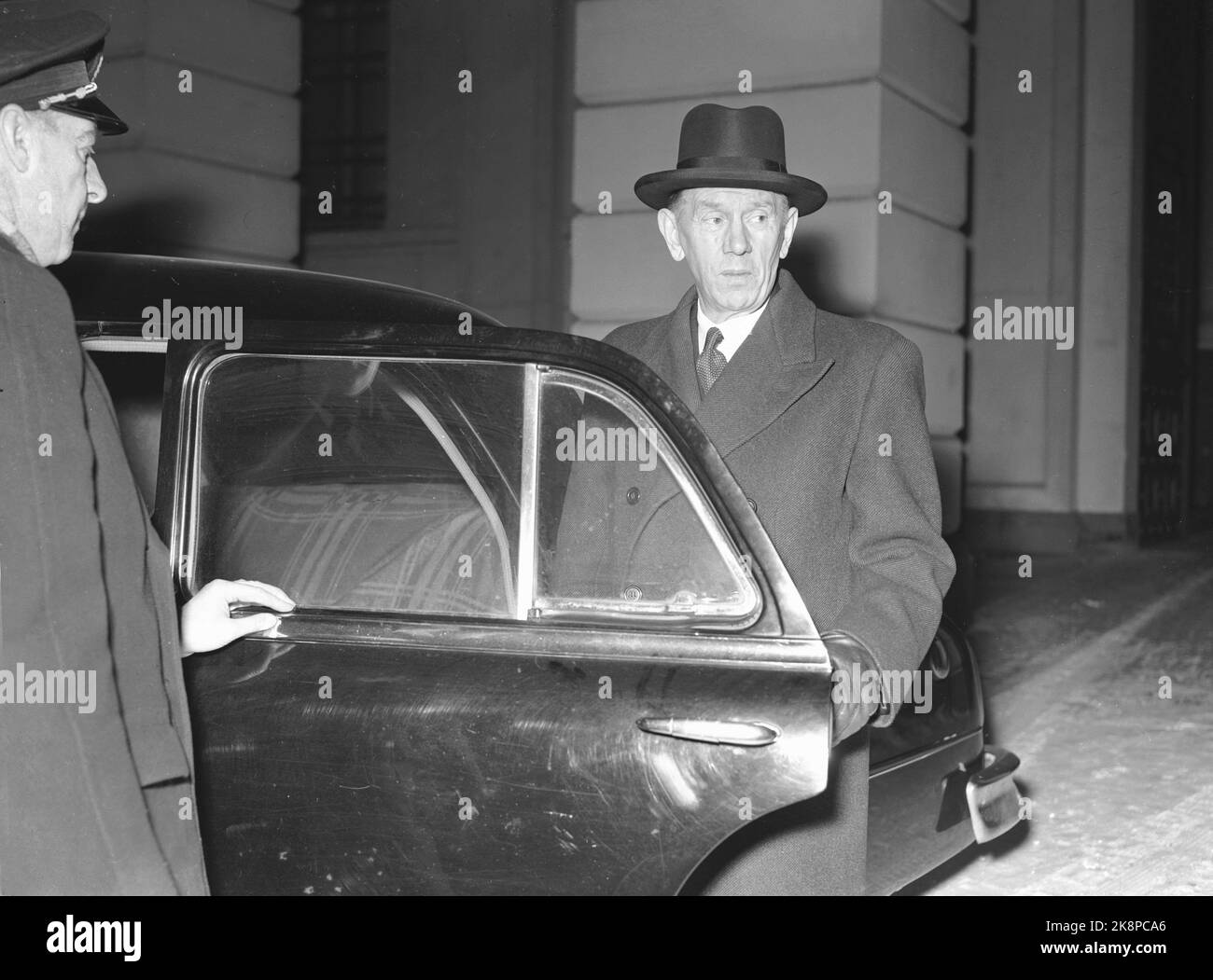 Oslo 19550114. Cambiamento del governo 1955. Il governo del primo ministro Oscar Torp si spegne. Qui vediamo Torp al castello per sottoporre la richiesta di congedo del governo al re. Foto: Archivio NTB / NTB Foto Stock