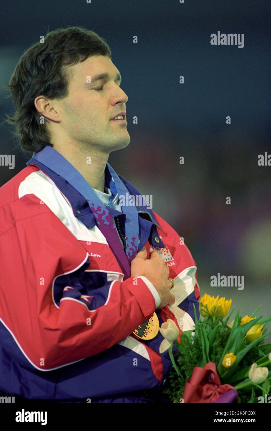 Hamar 19940218 Olimpiadi invernali a Lillehammer. DaN Jansen dagli Stati Uniti con la medaglia d'oro a 1000 metri sui pattini da uomo. Qui sotto l'inno nazionale. In piedi con gli occhi chiusi. Foto: Johnny Syversen / NTB Foto Stock