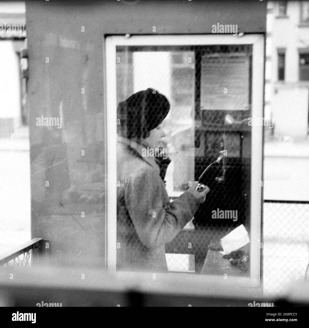 Oslo 19460601 Landsmakers on the Free Foot Maria Quisling non ha una telefonata a casa. Più volte ogni settimana visita la cabina telefonica della stazione di Vindern per telefonare, e ha sempre diverse conversazioni alla volta. Di chi chiama e di cosa parlano? Foto: TH. Scotaam / corrente / NTB Foto Stock