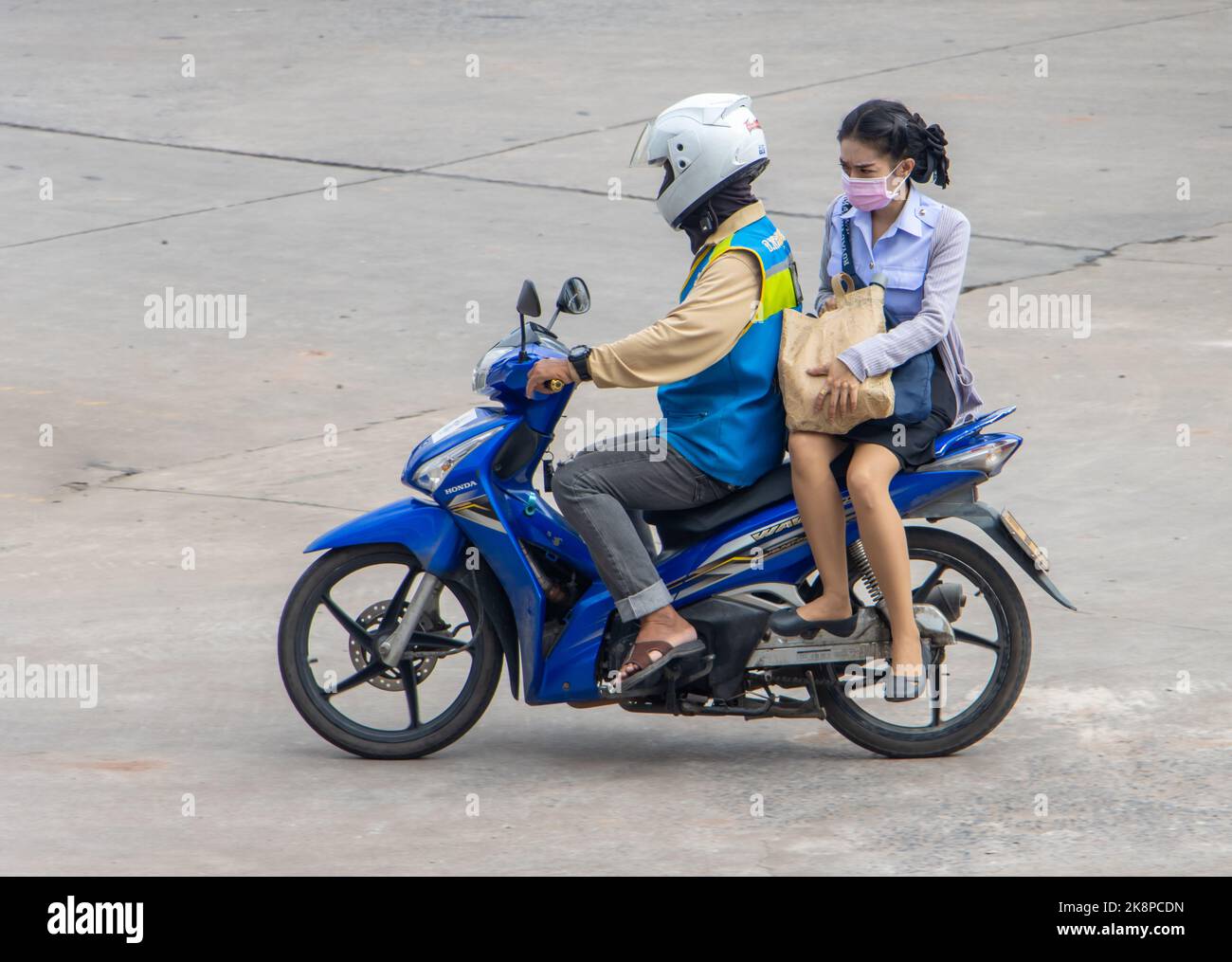 SAMUT PRAKAN, THAILANDIA, ottobre 03 2022, Un tassista su una moto ride con una donna. Foto Stock