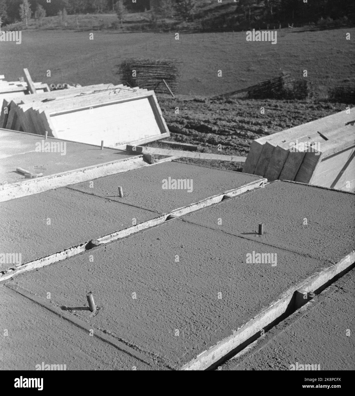 Bærum. Nadderud 1951. 48 case sono in costruzione su Nadderud. 'Si parla di case cittadine all'uno e mezzo piano con arredamento secondo i principi americani. Ogni appartamento è composto da 4 camere e cucina, con una superficie totale di ​​115 mq, oltre al seminterrato sotto la metà della casa. L'affitto sarà di 160.- kroner al mese. Ma può probabilmente essere ridotto. La caparra è stimata a 7.000 NOK per appartamento. ' Qui elementi per le case. Foto: Sverre A. Børretzen / NTB Foto Stock