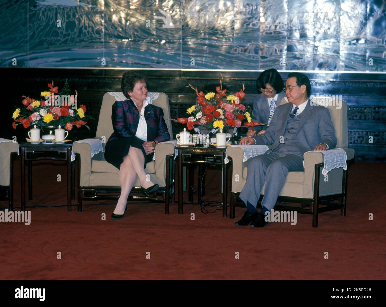 Pechino, Cina 19880120. Il primo Ministro Gro Harlem Brundtland in visita ufficiale in Cina. Il primo ministro li Peng la accoglie per colloqui politici. Foto Inge Gjellesvik / NTB / NTB Foto Stock