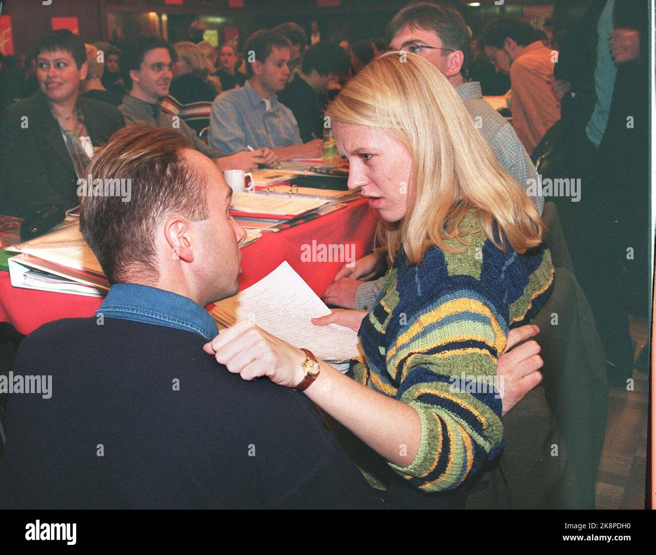 Oslo 19961010. Il leader del conteso Trond Giske ha fatto oscillare la frusta sulla politica ambientale e sulle politiche economiche del governo quando ha aperto giovedì la riunione NAZIONALE AUF ad Oslo. Qui insieme al leader entrante, Anniken Huitfeldt. / AUF / Labor Party / Meetings / (foto NTB Morten Holm)) Foto Stock