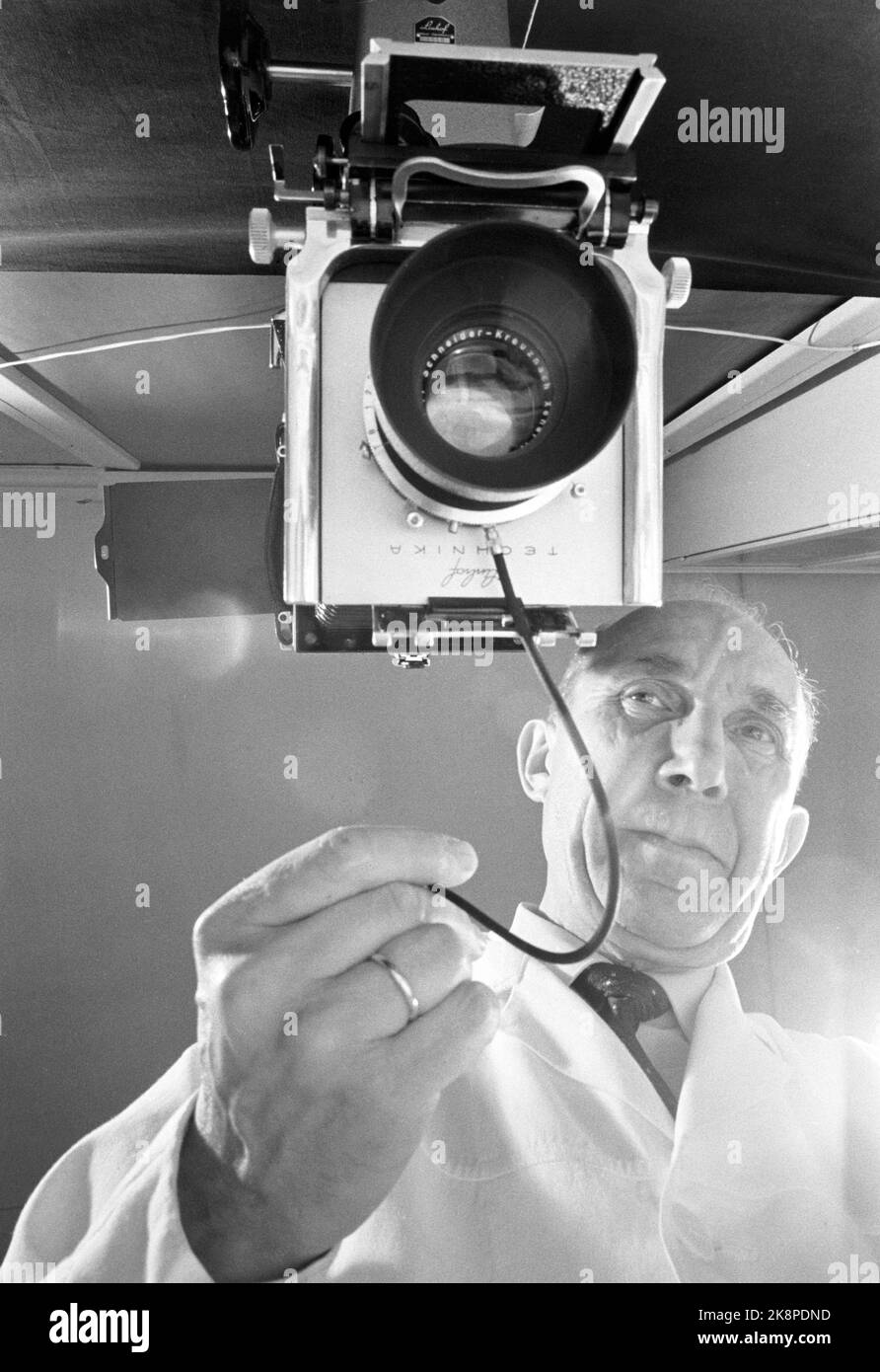 Oslo 17 novembre 1962 'Una banca è derubata' come funziona il moderno detective? Come funziona il Centro di polizia penale quando una banca viene derubata? Qui; -quali prove tecniche è allegato al film ora, Odmund Johansen? Per più di 40 anni ha lavorato come tecnico forense, e dovrebbe quindi sentirsi bene per le strade di gancio dei criminali. Foto: Ivar Aaserud / corrente / NTB Foto Stock