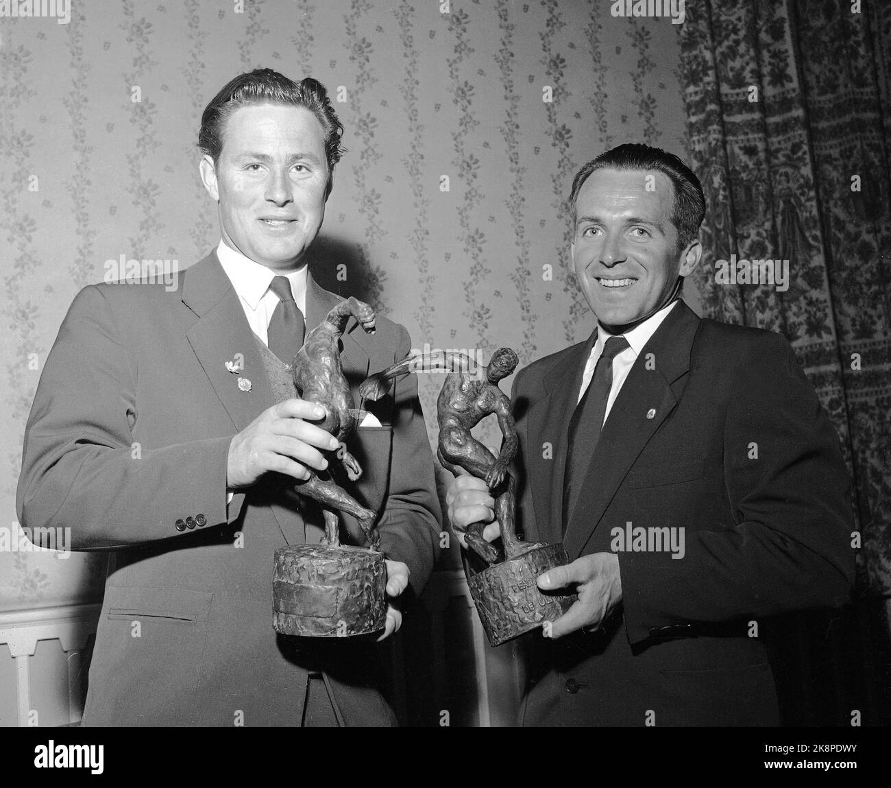 Oslo 19570505 Fernley's Olympic Honorary Award assegnato a Hallgeir Brenden (Th) per la vittoria di 15 km a Cortina, e Egil Danielsen (TV) per la vittoria in javelin getta a Melbourne. Qui i due insieme, con le statuette. Foto: NTB / NTB Foto Stock