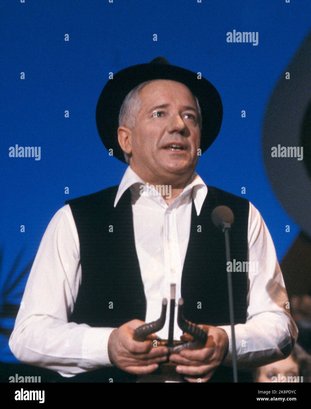 Oslo 19800210 Premio Spellemann per il 1979. Il disco di quest'anno per la musica da palco è andato al Norwegian Theater per il piatto LP 'finchè la nave può andare', un cabaret sulla musica di Evert Tokube in Hartvik Kirans Repicting. Rolf solo Nilsen con il premio. Foto Paul Owesen / NTB / NTB Foto Stock