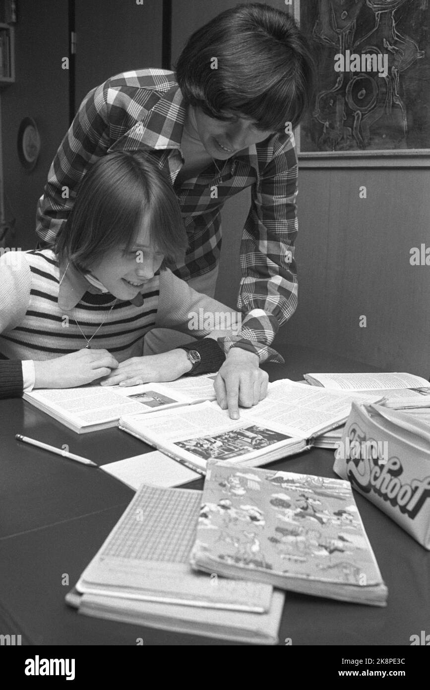 Oslo 14 febbraio 1977. Una madre aiuta un bambino con i compiti a casa. Aiuto per i compiti a casa. Foto: NTB / NTB Foto Stock