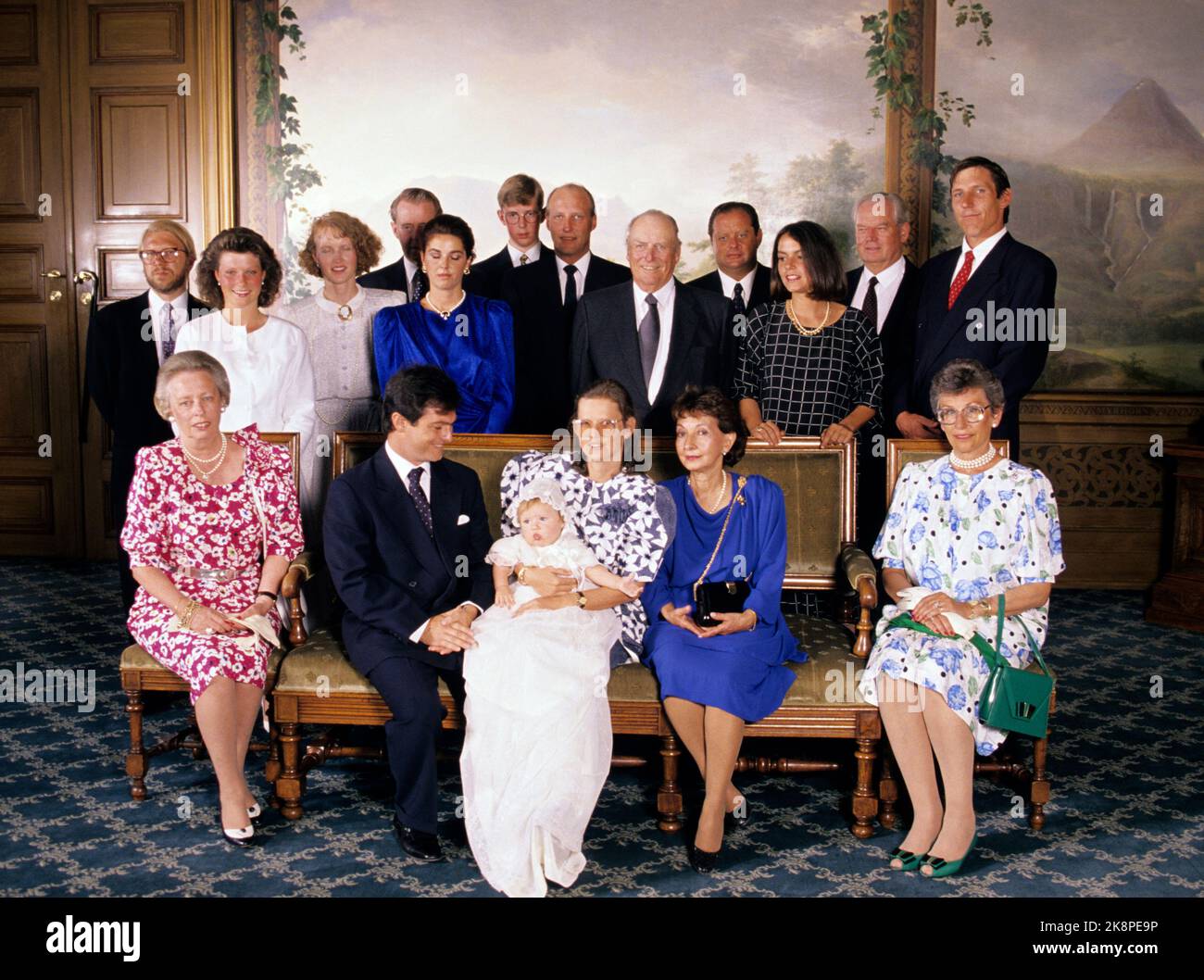 Oslo 19890620: La figlia di Ingeborg della principessa Ragnhild e Erling Lorentzen battezza la figlia Victoria Ragna Ribeiro nella cappella del castello. La famiglia si riunì per la fotografia nelle birderie del castello. Prima fila a sinistra la nonna Principessa Ragnhild, Padre Paulo Ribeiro, madre Ingeborg Lorentzen, Victoria Ragna,? E la principessa Ragnhild. Alle spalle di Olderfar re Olav, principe ereditario Harald e nonno Erling Lorentzen. Principessa Märtha Louise (t.v.). Foto: Knut Falch Scanfoto / NTB Foto Stock