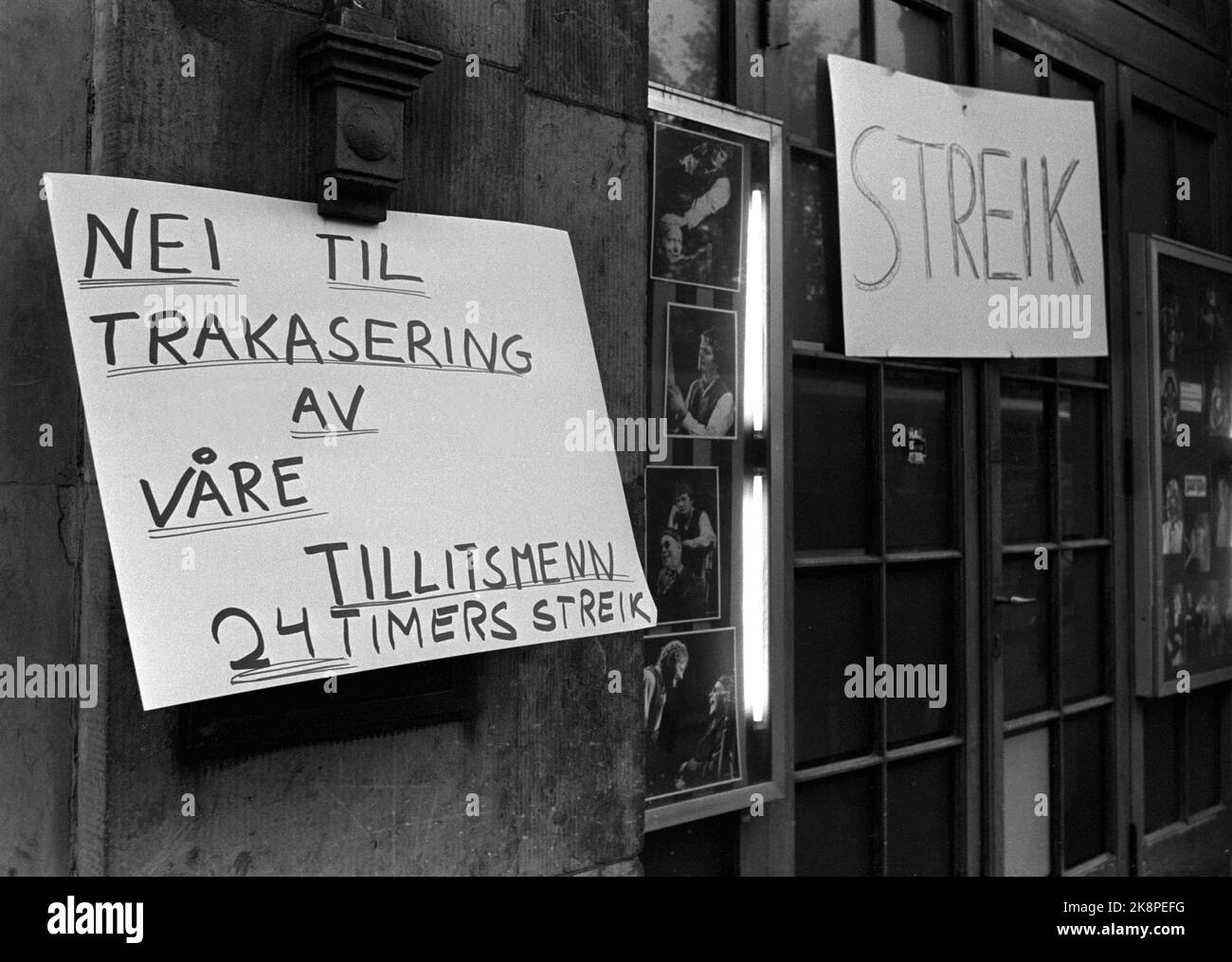 Oslo 19711005 il personale tecnico dei teatri di Oslo e Bergen è andato a uno sciopero di un giorno per protestare contro una lettera inviata dal direttore del teatro Maurstad al presidente del club del personale tecnico. Maurstad credeva che il lavoro del presidente per il club andava oltre il suo vero lavoro a teatro. Qui poster al di fuori del teatro norvegese con il testo 'No alle molestie dei nostri fiduciari' Foto: NTB / NTB Foto Stock