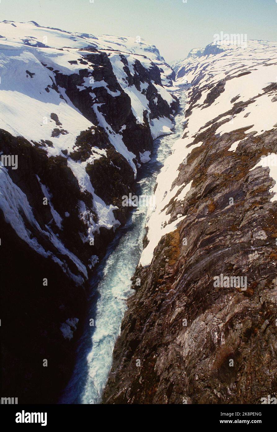 19820601: Zona montana con fiume, inverno. Il quadro è tratto dalle zone montane tra Ryfylke e Setesdal, zona che costituisce la base del corso d'acqua per le centrali di Ulla-Førre, sviluppate nel periodo 1981-85. Suldal comune di Rogaland. NTB Stock Photo: Inge Gjellesvik / NTB Foto Stock