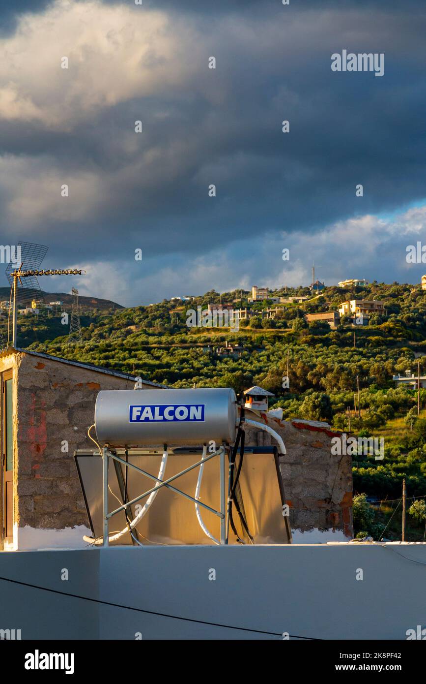 Scaldabagno solare domestico sul tetto di un condominio vicino Rethymnon a Creta un'isola greca nel Mediterraneo. Foto Stock