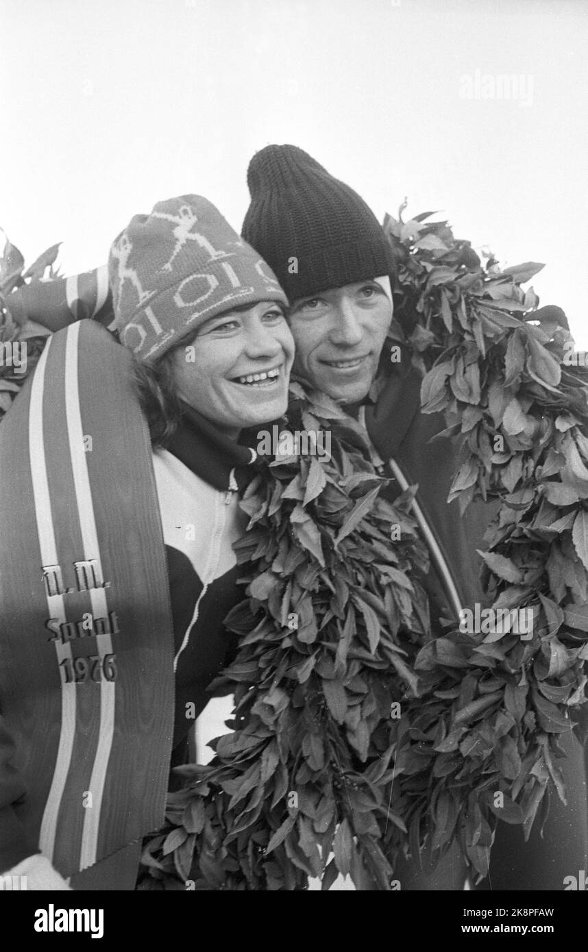 Skien 19760111. Campionato norvegese, sprint. Kay Stenshjemmet e Lisebth Korsmo con la corona d'alloro hanno vinto il campionato norvegese nel pattinare sprinting. Stenshjemmet è andato in cima per la prima volta mentre la ragazza olimpica ha preso il loro terzo campionato sprint in una fila. Foto: Erik Thorberg NTB / NTB Foto Stock