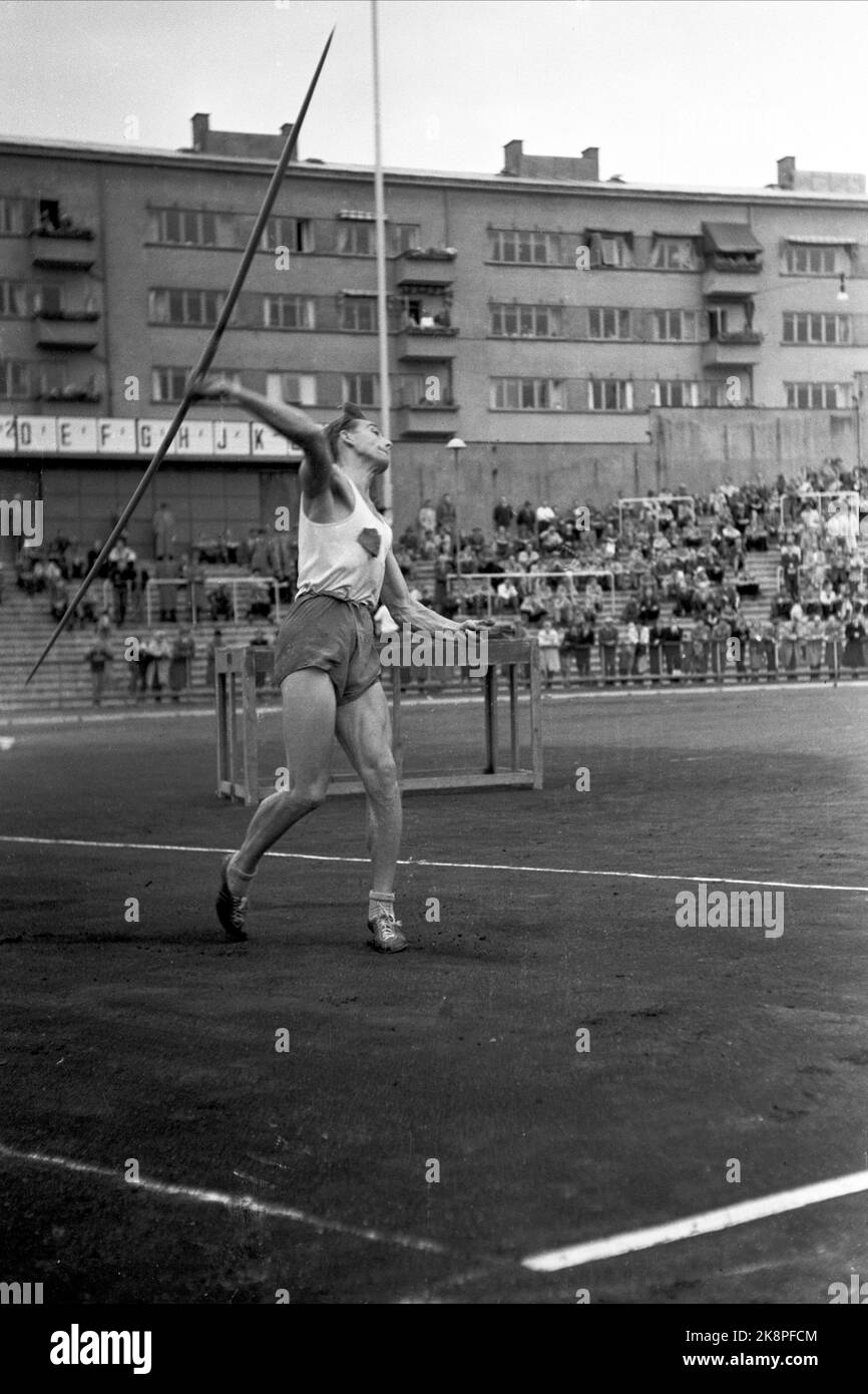 Oslo, Bislett. 19530906. I Giochi di Oslo. Qui, Egil Danilesen javelin azione. Egil Danielsen ha registrato un nuovo record norvegese con 70. 77 in lance. NTB Foto Stock