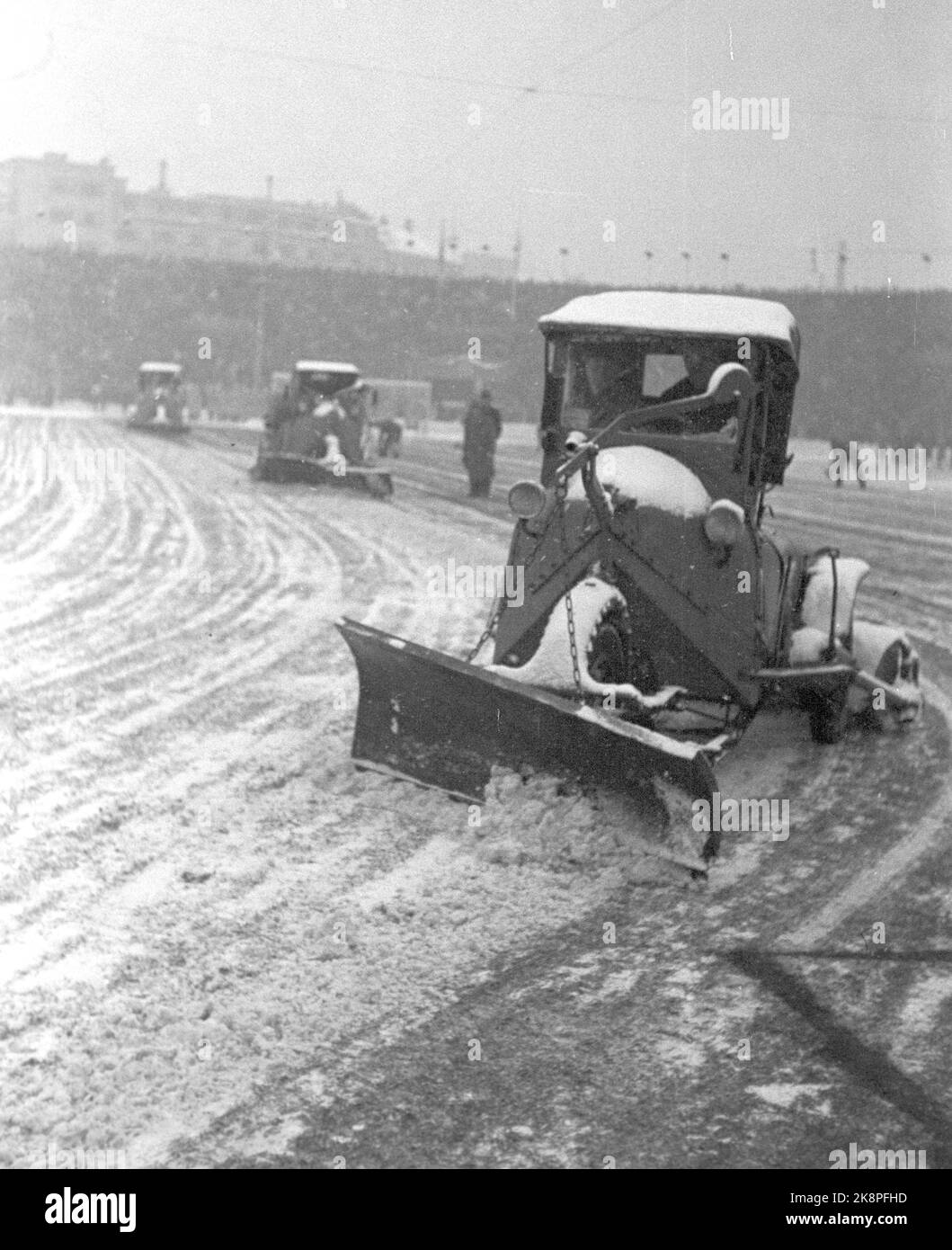 Oslo 19471109 Dynamo - Skeid sulla partita di calcio di guida invernale tra Dynamo - Skeid 7-0, a Bislett. La neve sulla pista deve essere gulata via. Gli spazzaneve stanno liberando lo spazio. 32000 spettatori sono un record a Bislett. Foto; corrente / NTB NB: Foto non trattata. Foto Stock