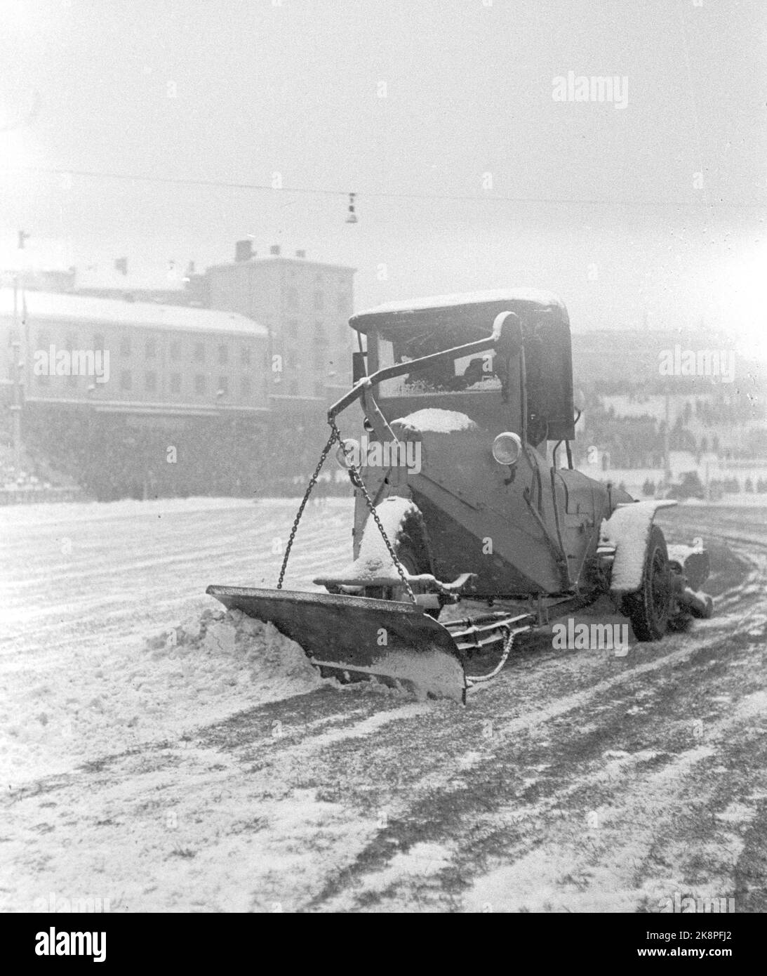 Oslo 19471109 Dynamo - Skeid sulla partita di calcio di guida invernale tra Dynamo - Skeid 7-0, a Bislett. La neve sulla pista deve essere gulata via. Gli spazzaneve stanno liberando lo spazio. Foto; corrente / NTB NB: Foto non trattata. Foto Stock