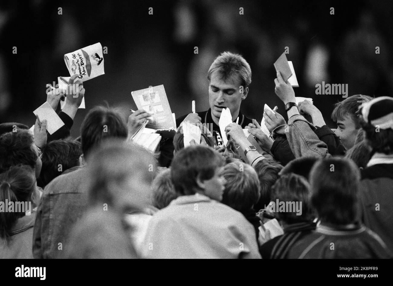 Oslo, 19900423. Bislett. Vålerenga - Tottenham 0 - 0. Erik Thorstvedt, custode di Tottenham, scrive autografi dopo la partita. Foto: Morten Hvaal Foto Stock