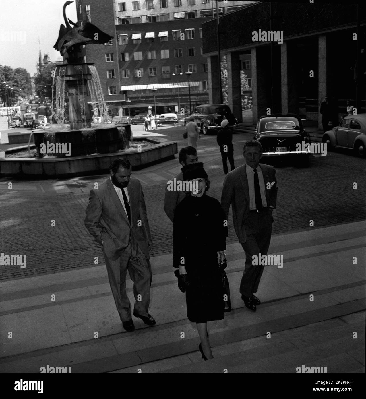 Oslo, 19570617. In connessione con la registrazione di Filme i Vichinghi (Vichinghi), gli attori hanno visitato il municipio e sindaco Rolf Stranger a Oslo. Ad es. Ernest Borgnine, Tony Curtis, Janet Leigh e Kirk Douglas. Foto: Jan Stage / NTB Foto Stock