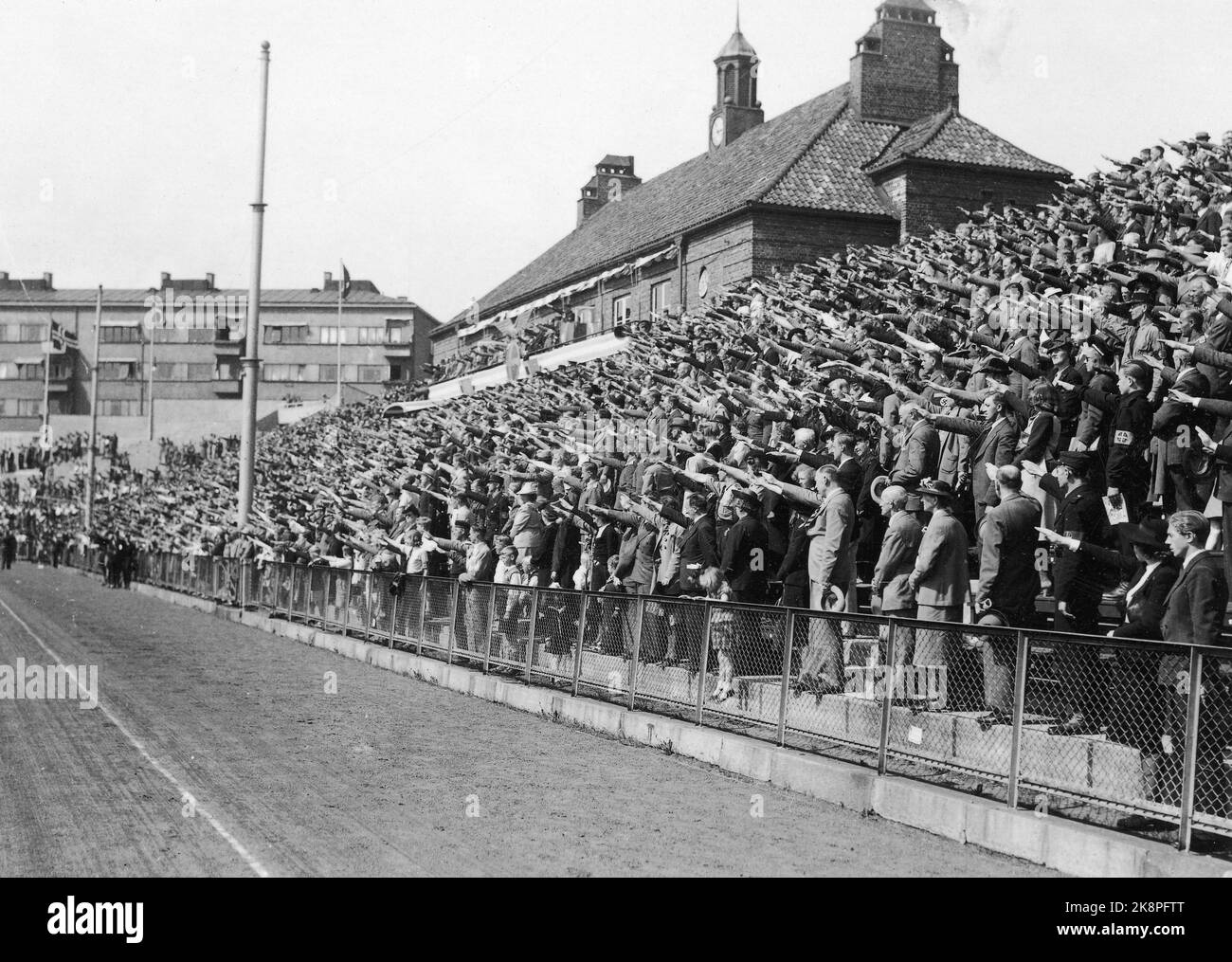 Oslo, 1940-1944. Il pubblico fa il saluto nazista durante un evento a Bislet. Foto; ntb Foto Stock