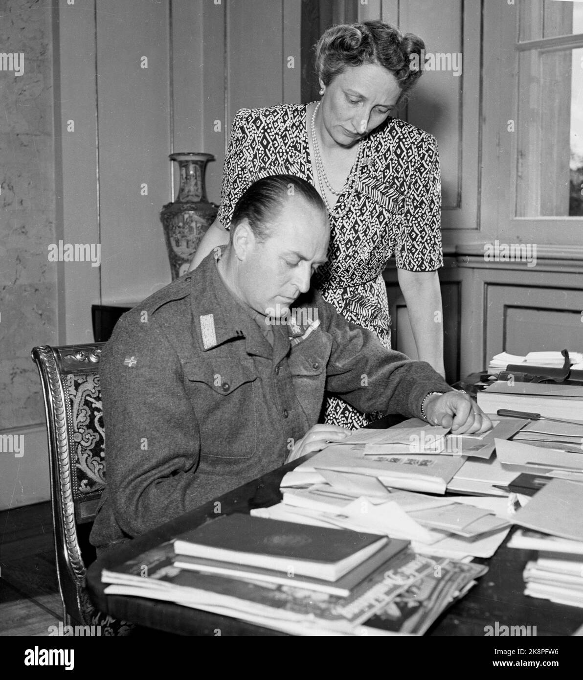 Oslo 19450617. La famiglia del Principe ereditario fotografò al Castello subito dopo il ritorno in Norvegia. Qui la Principessa della Corona Märtha e il Principe della Corona Olav. Foto: Archivio NTB / NTB Foto Stock