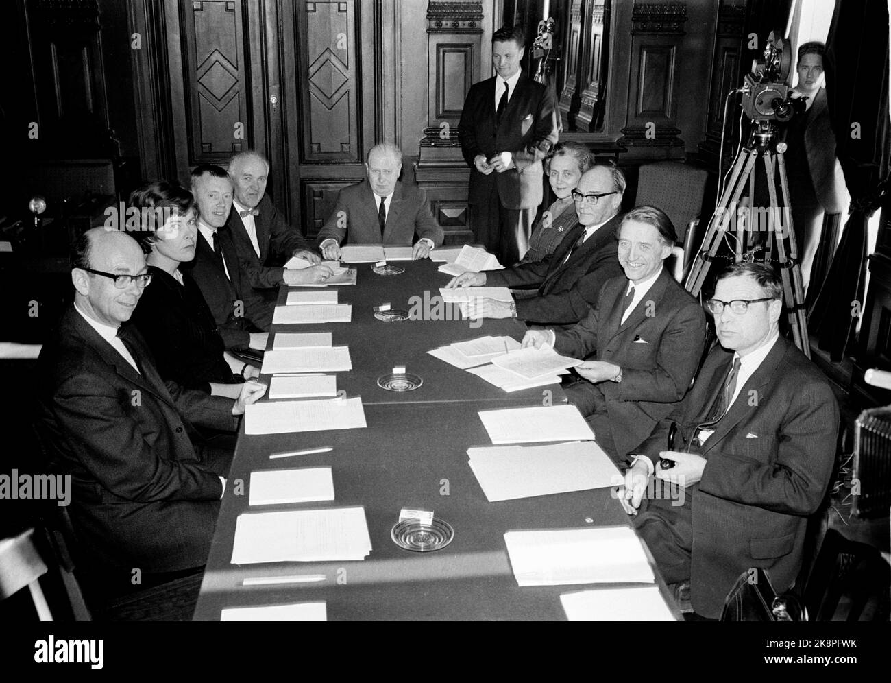 Oslo 19650303 il Consiglio Culturale si riunisce per la prima volta: La NRK Television e il Ministro Helge Sivertsen erano presenti e aprirono la prima riunione del Consiglio Culturale, dove furono convocati sia membri che supplenti. Alla fine del tavolo si trova il presidente, il capo della spedizione Leif J. Wilhelmsen (in seduta) e il ministro Helge Sivertsen. (Altrimenti, tra le altre cose, Kjell Magne Bondevek e Torbjørn Egner furono avvillati. Foto: NTB Foto Stock