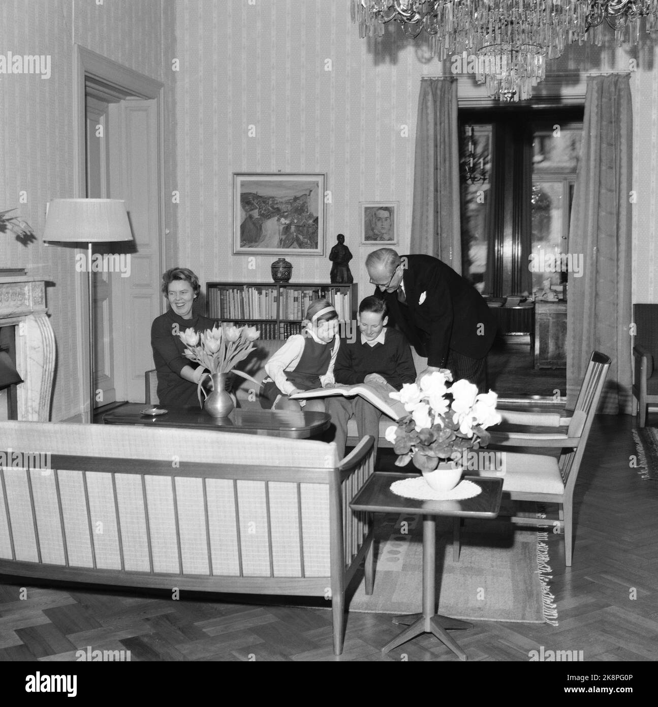 Oslo 14 marzo 1959. Il ministro degli Esteri Halvard Lange è stato fondamentale per far entrare la Norvegia nella NATO. Qui è con sua moglie e i loro due figli. Foto: Aage Storløkken / corrente / NTB Foto Stock
