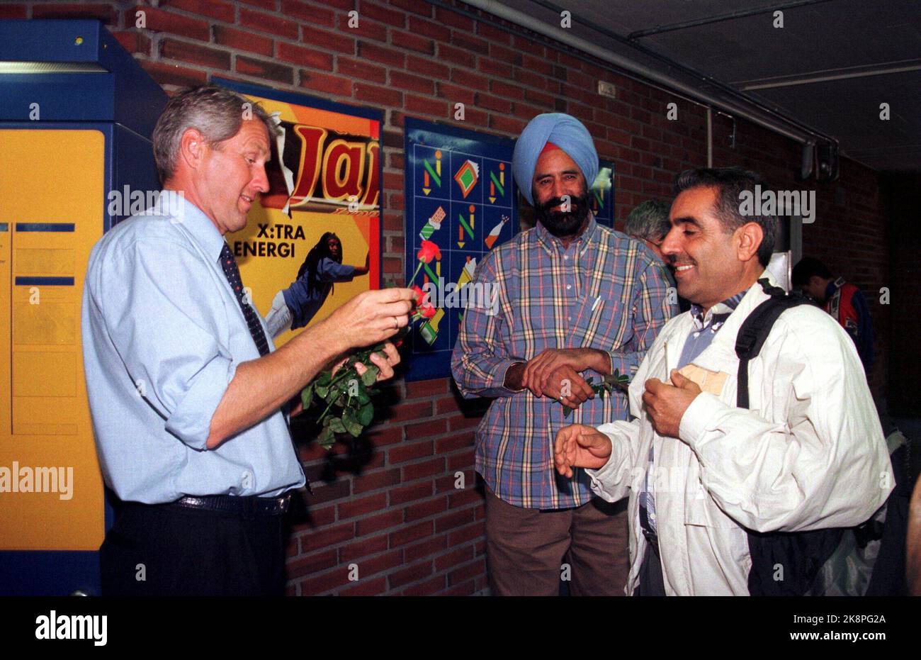 Oslo 19970909: Il primo ministro Thorbjørn Jagland ha distribuito rose sulla metropolitana di Oslo. Jagland ha visitato oggi la parte orientale di Oslo in relazione alla campagna elettorale. Jagland prese la metropolitana da Økern alla piazza della Groenlandia, dove tenne un appello. Foto di scansione: Cornelius Poppe / NTB Foto Stock