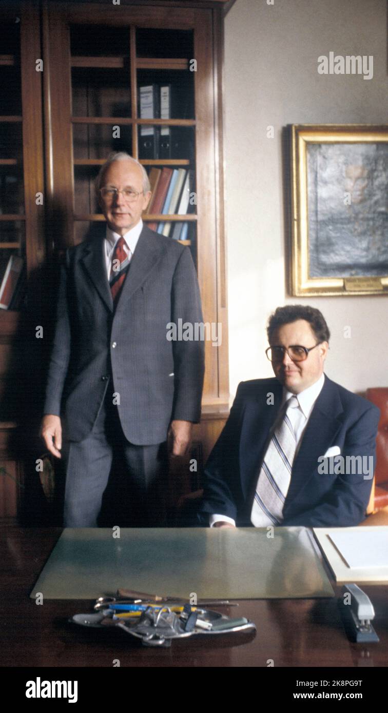 Oslo 1979-10-08: Ulf Sand (t.H.) assume la carica di ministro delle finanze del governo nordliano (AP). Ulf Sand è stato ministro delle finanze del governo nordliano nel periodo ottobre 1979 - febbraio 1981. Il Ministro uscente è per Kleppe. Tasto Maiusc. (BM: Comune, non il cambio di governo.) Foto: Henrik Laurvik / NTB Foto Stock