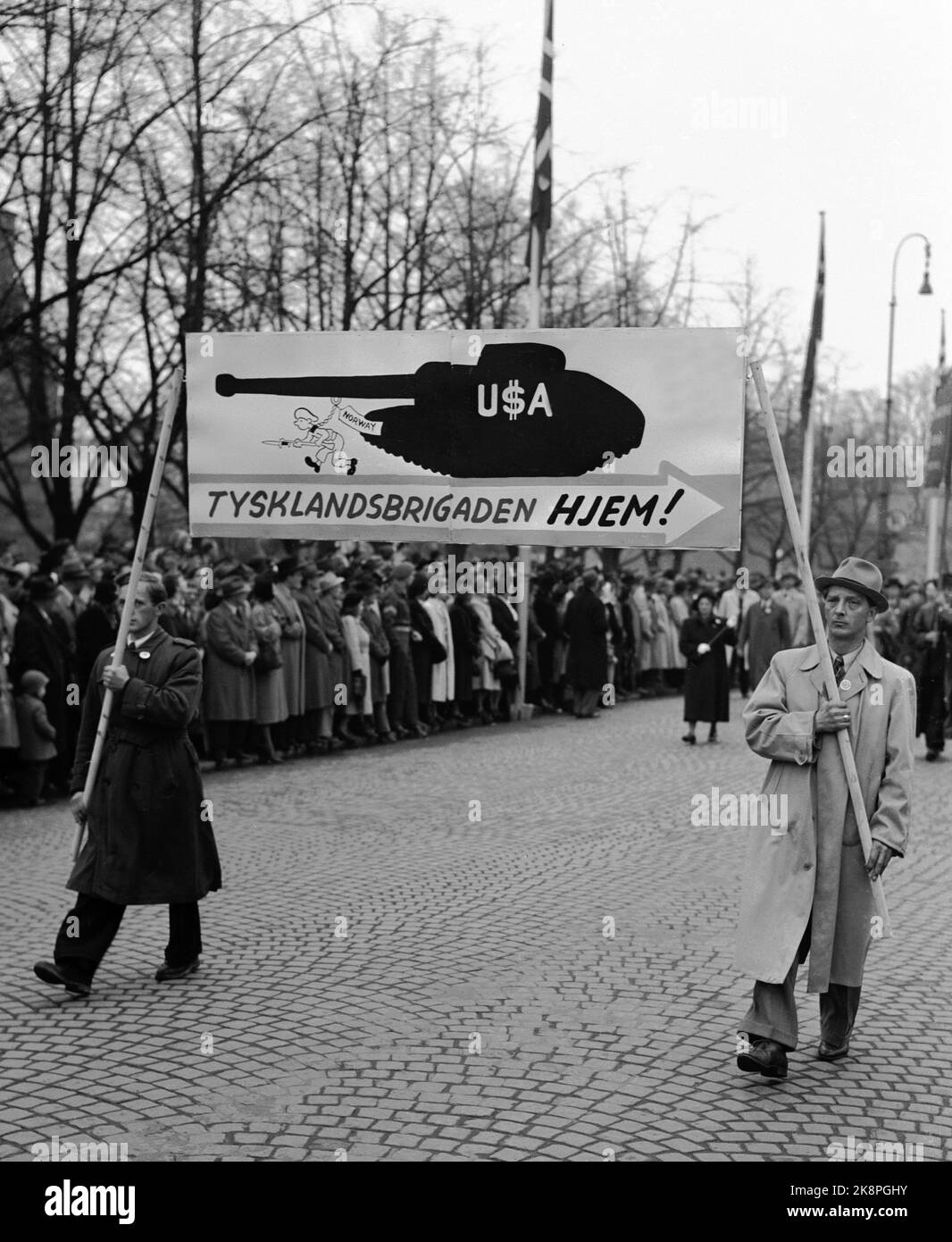 Oslo 19500501 1 maggio a Oslo. Il Partito Comunista Norvegese ha avuto il suo treno del 1 maggio con i suoi manifesti e le sue password. Qui dal treno dei comunisti. Poster con parole contro la partecipazione dei soldati norvegesi al testo della brigata tedesca recita la 'brigata tedesca home' NTB / NTB Foto Stock