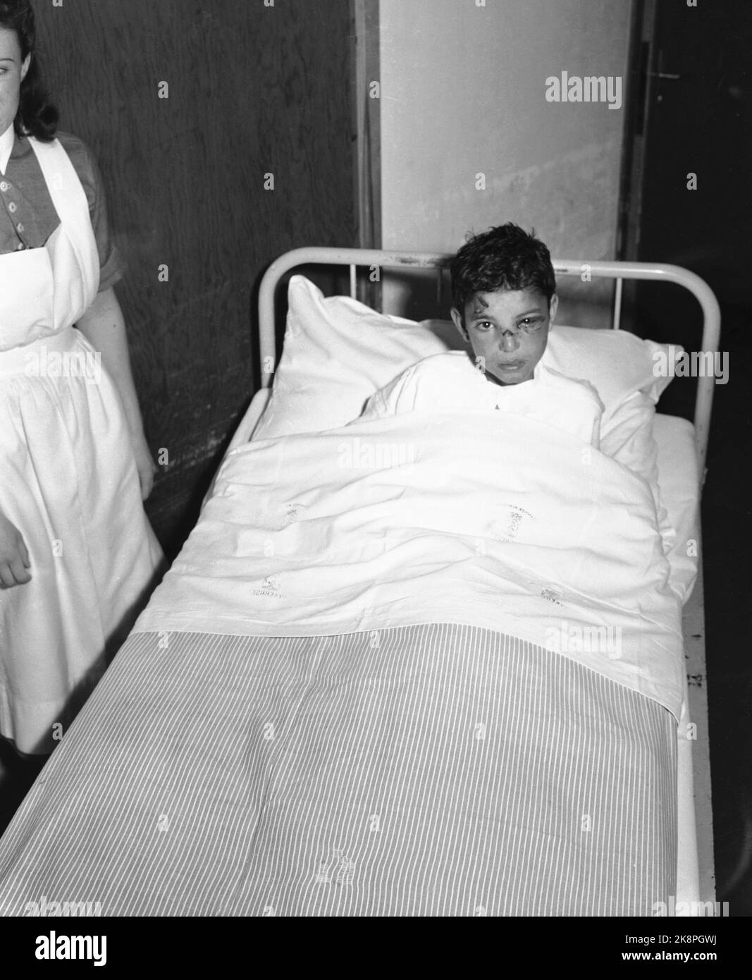 Il dramma. Isaac Allal, l'unico sopravvissuto dopo l'incidente aereo di Hurum il 20 novembre 1949, in cui morirono 28 bambini ebrei e l'intero equipaggio. Qui è undici-anno-vecchio Isaac Allal nel letto dell'ospedale a Drammen Hospital. Un piccolo taglio sul naso e l'occhio blu sono gli unici segni visibili dell'incidente che ha appena sopravvissuto. Foto; NTB / NTB Foto Stock