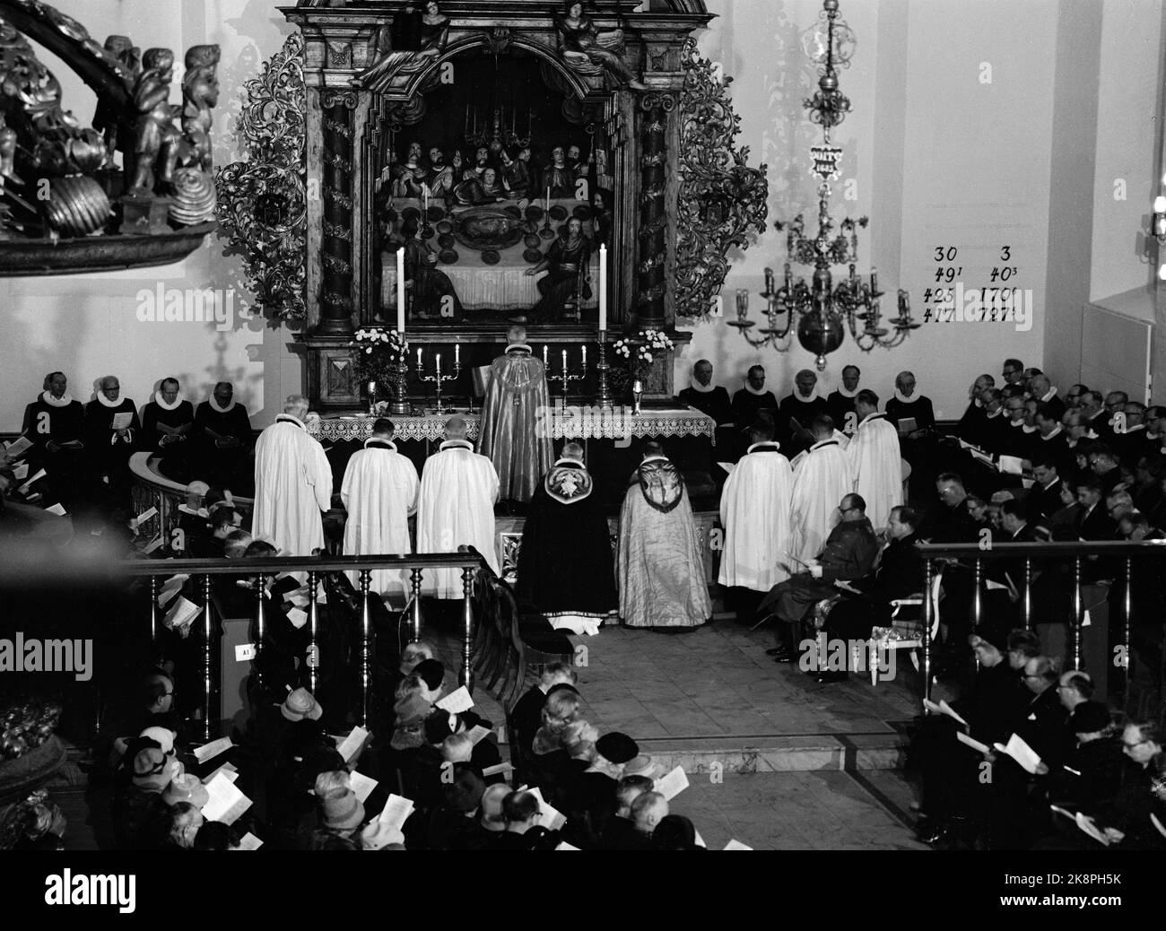 19610115 diocesi di Oslo nella Cattedrale di Oslo. La parola del vescovo Godal e Fridtjof Birkeli sono state inaugurate dal vescovo Johs. SMEMO, in presenza di Re Olav e numerosi vescovi ospiti stranieri. Ecco una panoramica della chiesa. Vescovo Smemo all'altare. I due ordinanti si inginocchiano all'anello dell'altare, insieme ai sei sacerdoti aggiunti. Foto: NTB / NTB Foto Stock