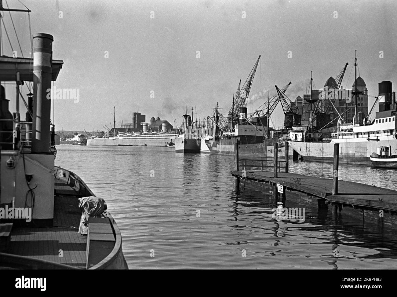 Oslo. 19470416. Motivo di Bjørvika. Piccole banchine galleggianti con barche da pesca, imbarcazioni da carico più grandi e navi passeggeri. Nell'angolo destro della foto si trova Tollboden. Il grande edificio con le due torri e' il magazzino del Porto di Oslo. Alla fine del motivo è una delle barche americane e le pinze a dondolo con il silo che è stato strappato verso la fine degli anni '70s. Rubinetti diversi. Foto: Archivio NTB / NTB Foto Stock