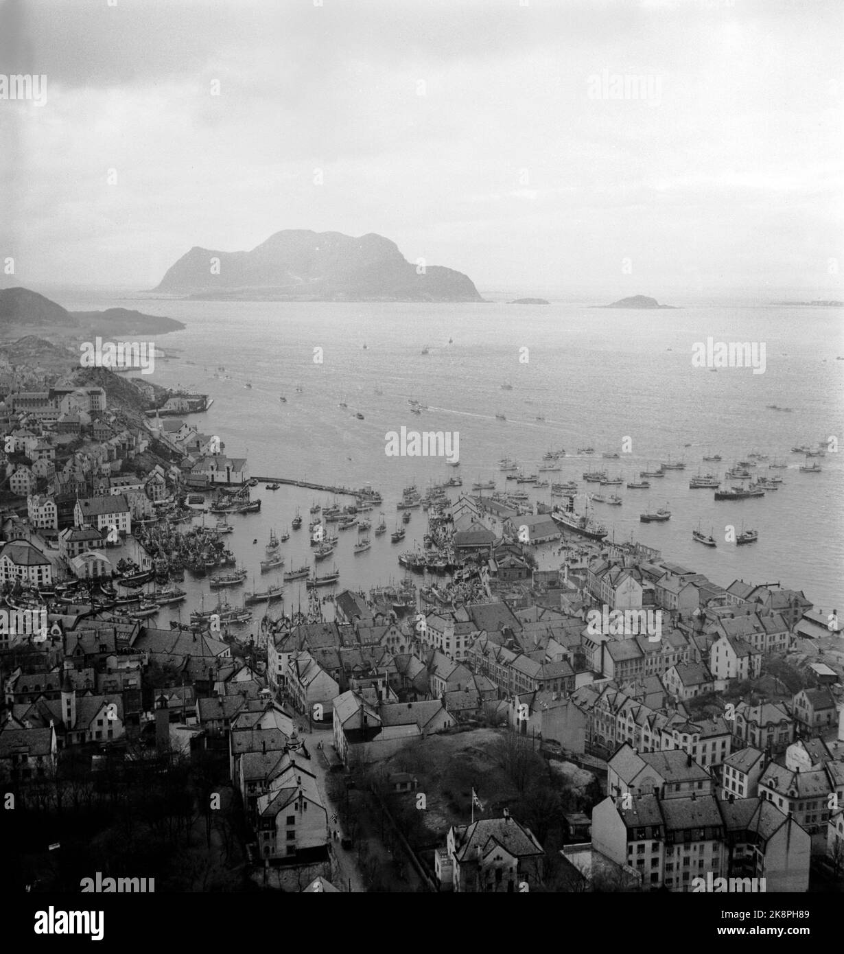 Ålesund 19480413: 100th° anniversario della città di Ålesund. L'anniversario è stato segnato in molti modi, tra cui con una grande parata flotta dove 600 grandi e piccole barche con 10.000 uomini a bordo si contaminarono oltre il re e il principe della corona che erano a bordo della nave da pesca. La pioggia non ha smorzato l'atmosfera della festa. Ecco l'immagine generale della parata della flotta che nasce Ålesundet. Ålesund città in primo piano, Øya Godøy sullo sfondo. Foto: Corrente / NTB Foto Stock