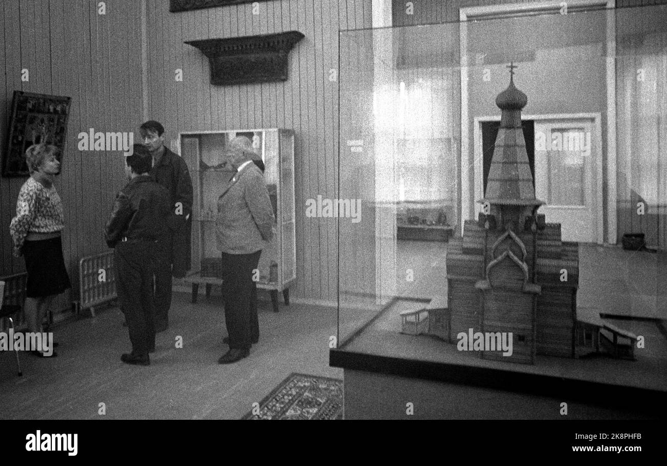 Boris Gleb, Soviet Aprile 1965. "Armi turistiche russe: Vodka". Visto - accesso gratuito all'Unione Sovietica. Boris Gleb può tentare con una mostra d'arte, cinema e visite alla centrale elettrica, ma il richiamo più importante è Vodka. Qui un tour della vecchia chiesa che funge da museo d'arte. Foto: Sverre A Børretzen / corrente / NTBSCANPIX. Foto Stock