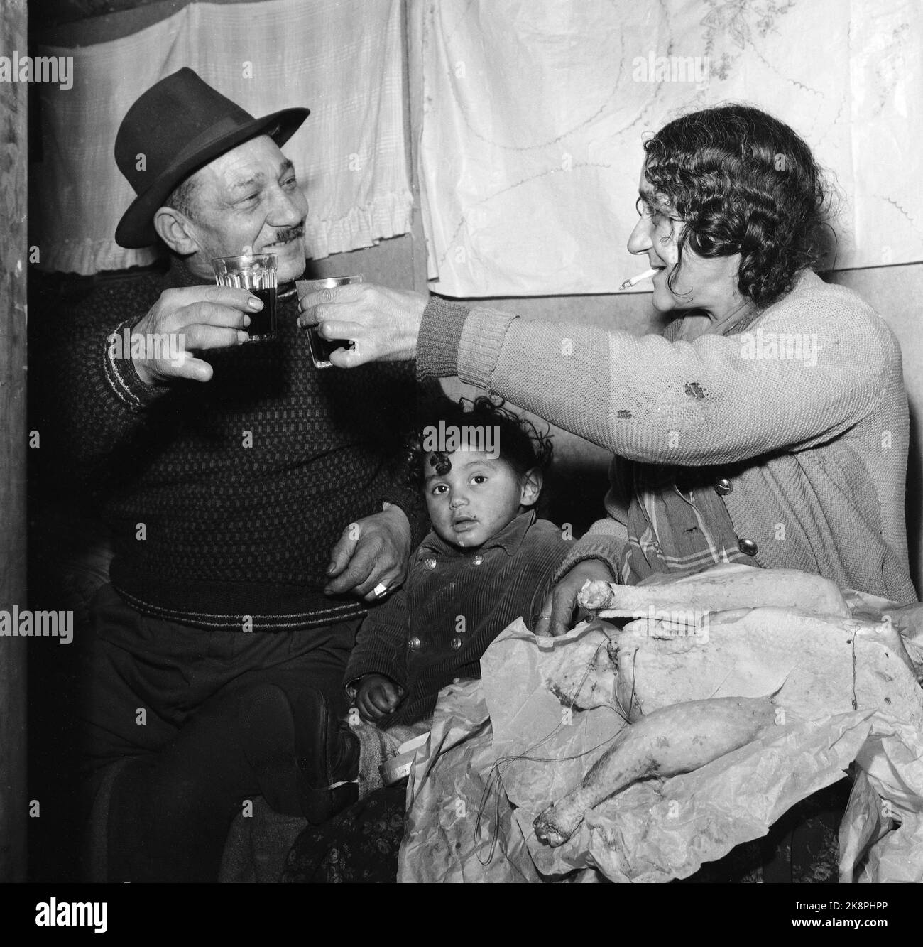 Nuovo Skan: Oslo, Nordre Åsen, 23 dicembre 1956. Le persone di Oslo Child Welfare assistite dalla polizia hanno portato via i sei bambini agli Zingari Franz e Marie Josef Czardas. Ma è finita bene alla fine. Un uomo ha lasciato prendere in prestito la cabina e i bambini sono stati restituiti. Qui si baceranno nella gioia. Foto: Aage Storløkken / corrente / NTB Foto Stock