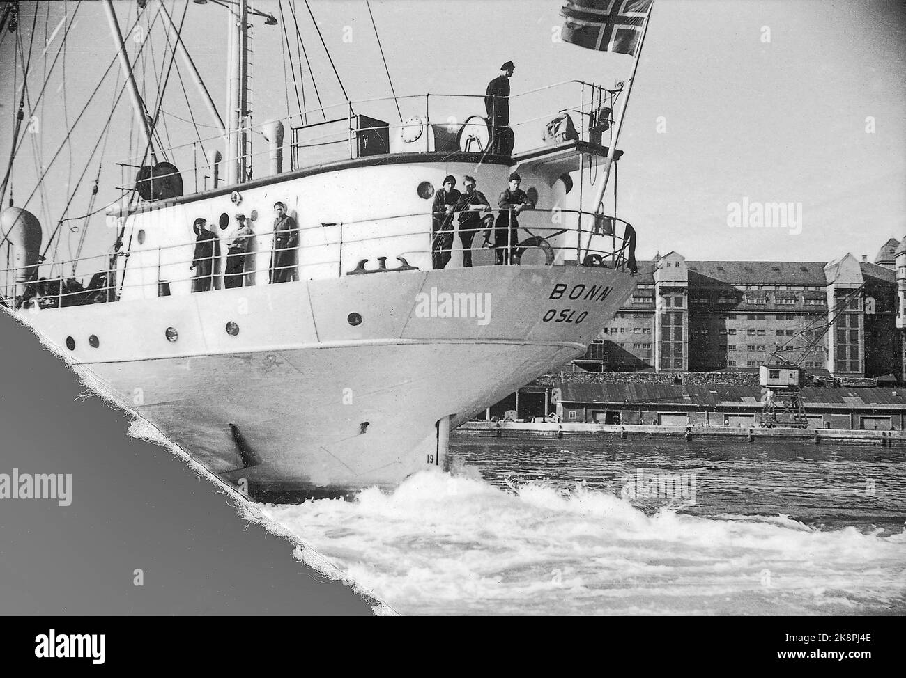 Oslo 19460916. Foto dal porto di Oslo 1946. L'equipaggio a bordo della nave da carico norvegese 'Bonn' è a conoscenza del fotografo mentre la nave passa dal magazzino del porto di Oslo. In banchina anche una grande gru di carico. Foto: NTB Foto Stock