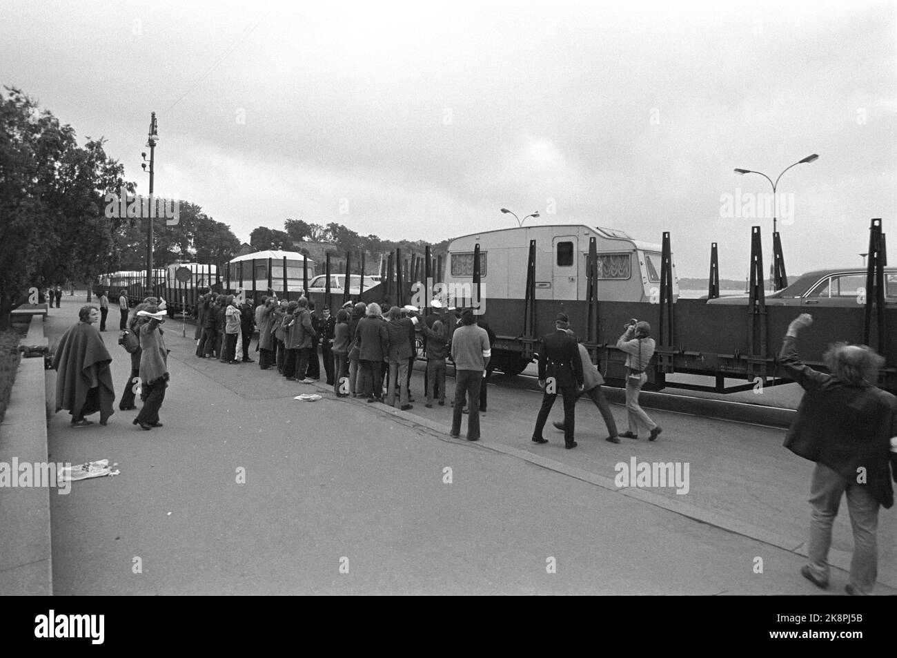 Oslo197206. La Compagnia degli Zingari di 65 Zingari senza Stato, che arrivò in Norvegia dalla Finlandia senza un permesso d'ingresso, fu espulsa e trasportata fuori dal paese con le carte di polizia. Le vetture zingare erano in condizioni così povere che il compagno era trasportato da un treno speciale da NSB da Fauske a Kristiansand. A Oslo, i manifestanti erano presenti quando il treno passava la piazza del municipio di mattina presto, ma un gran numero di agenti di polizia hanno fatto sgombrare la pista del porto. Foto NTB / NTB Foto Stock