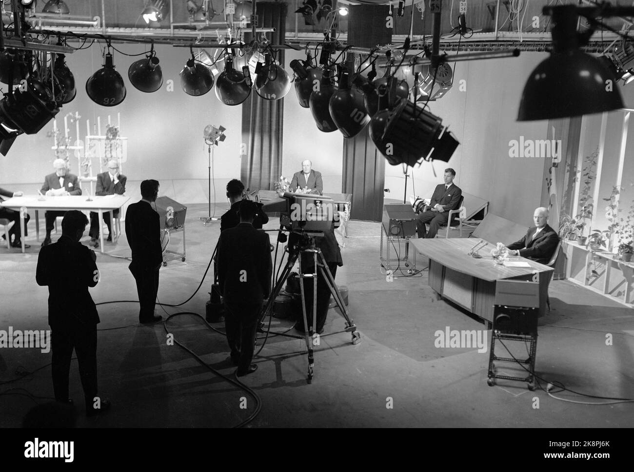 Oslo 19600820: NRK Television ha iniziato le sue trasmissioni il 20 agosto 1960. King Olav apre la prima trasmissione dalla NRK Television. Immagine panoramica da studio. Th. Il primo ministro Einar Gerhardsen, che ha parlato anche in apertura. Foto: NTB / NTB Foto Stock