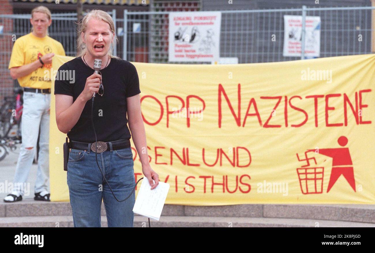 Asker 19970719: Il leader del RV, Aslak Sira Myhre, si appella durante una dimostrazione anti-nazista ad Asker. Il nazismo si trova intorno a noi in Norvegia. Mi rende maledetta e orribile, ha detto il leader del RV Aslak Sira Myhre. NTB photo: Rune Petter Ness / NTB Foto Stock