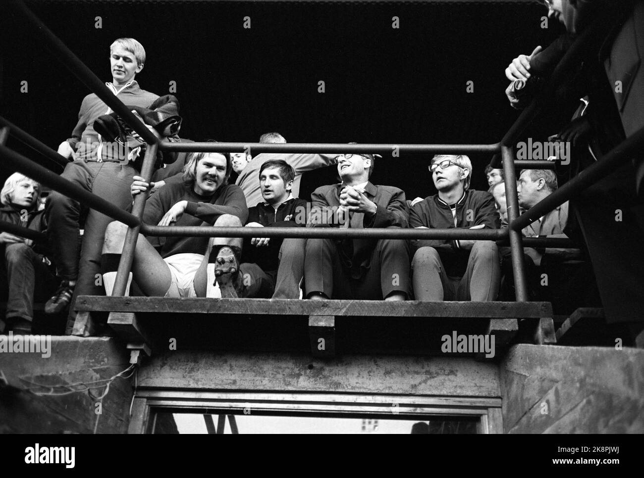 Oslo, 19711024. La finale di coppa allo Stadio Ullevål. Fredrikstad FK - Rosenborg BK 1-4. Rosenborg scelse di mettere sia Geir Karlsen (estremamente t.v.) che Bjørn Wirkola (n. 2 BC) in panchina verso la fine della partita, in modo che più giocatori hanno avuto a provare. Alla fine del t.h. Siede Nils Arne Eggen. Foto: Aage Storløkken / Ivar Aaserud / corrente / NTB Foto Stock