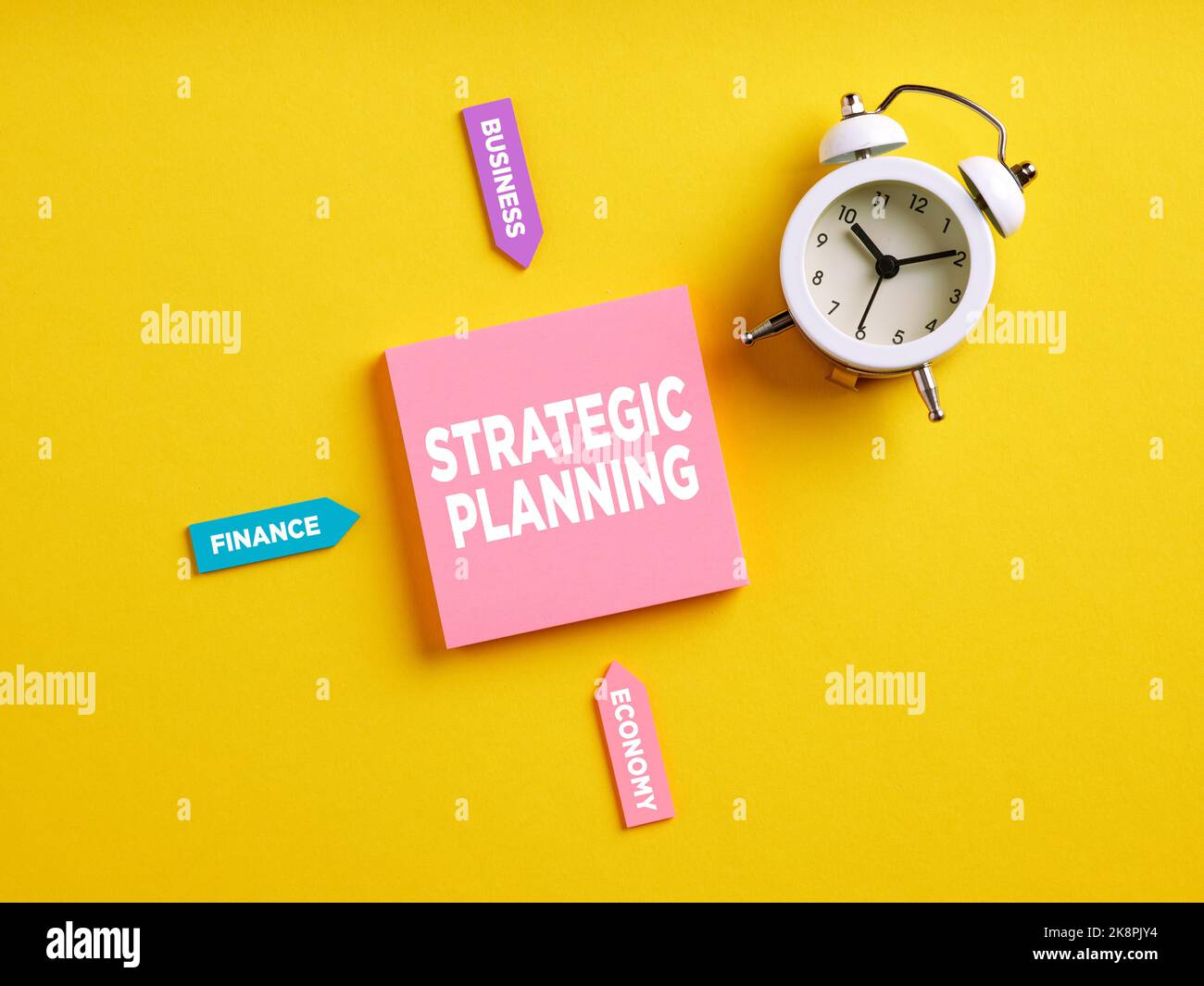 Il messaggio di pianificazione strategica su carta rosa nota. Strategia di business pianificazione tempistica concetto. Foto Stock