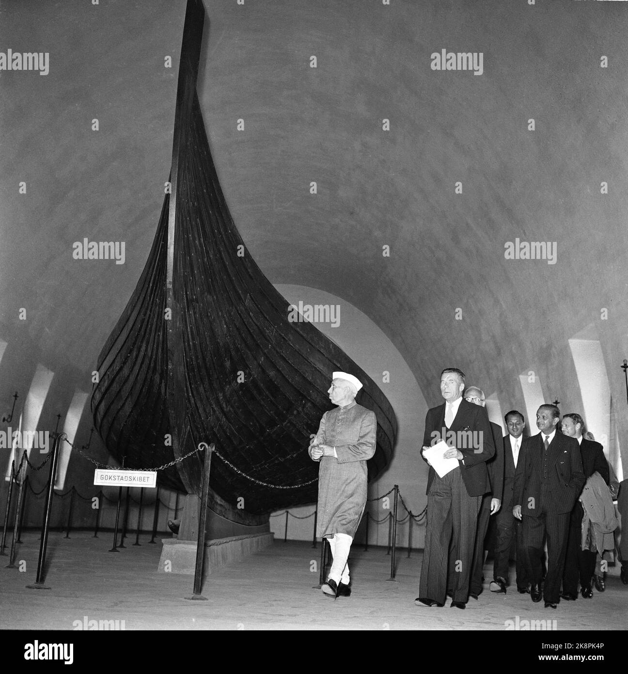 Oslo 29 giugno 1957. Il primo ministro indiano Jawaharlal Nehru affascina i norvegesi. Qui dal Museo delle navi Vichinghe a Bygdøy, dove guarda la nave Gokstad. Foto: NTB / NTB Foto Stock