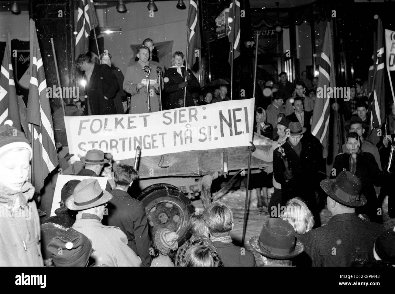 Oslo 195411122 dimostrazioni davanti a The Storting in protesta contro la Germania occidentale che vuole rinnovare e aderire alla NATO. Sul poster si dice: 'La gente dice di no, lo Storting deve dire di no'. Tuttavia, lo Storting ha approvato l'accordo di ristrutturazione tedesco e l'adesione alla NATO il 25/11 1954, con 126 voti contro 7. Foto: NTB / NTB Foto Stock