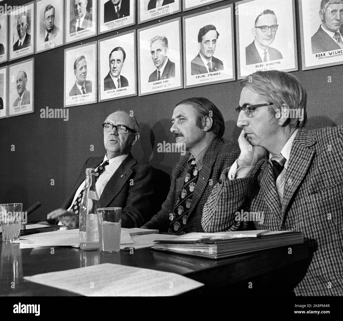 Oslo 19741209. Il caso Alcan, il caso degli acquisti di casa di metà delle azioni di Alcan in A/S Årdal e Sunndal Verk ha quasi portato ad una crisi governativa. Il primo ministro Bratteli ha posto domande al gabinetto e si dimetterebbe se lo Storting non accettasse l'accordo di acquisto di casa, e i partiti borghesi avevano iniziato discussioni sulla formazione di un nuovo governo. L'immagine mostra il consiglio di amministrazione della Norwegian Chemical Industrial Workers' Association durante la conferenza stampa dopo la riunione del consiglio federale, ex. Foto Arild Hordnes / NTB / NTB Foto Stock